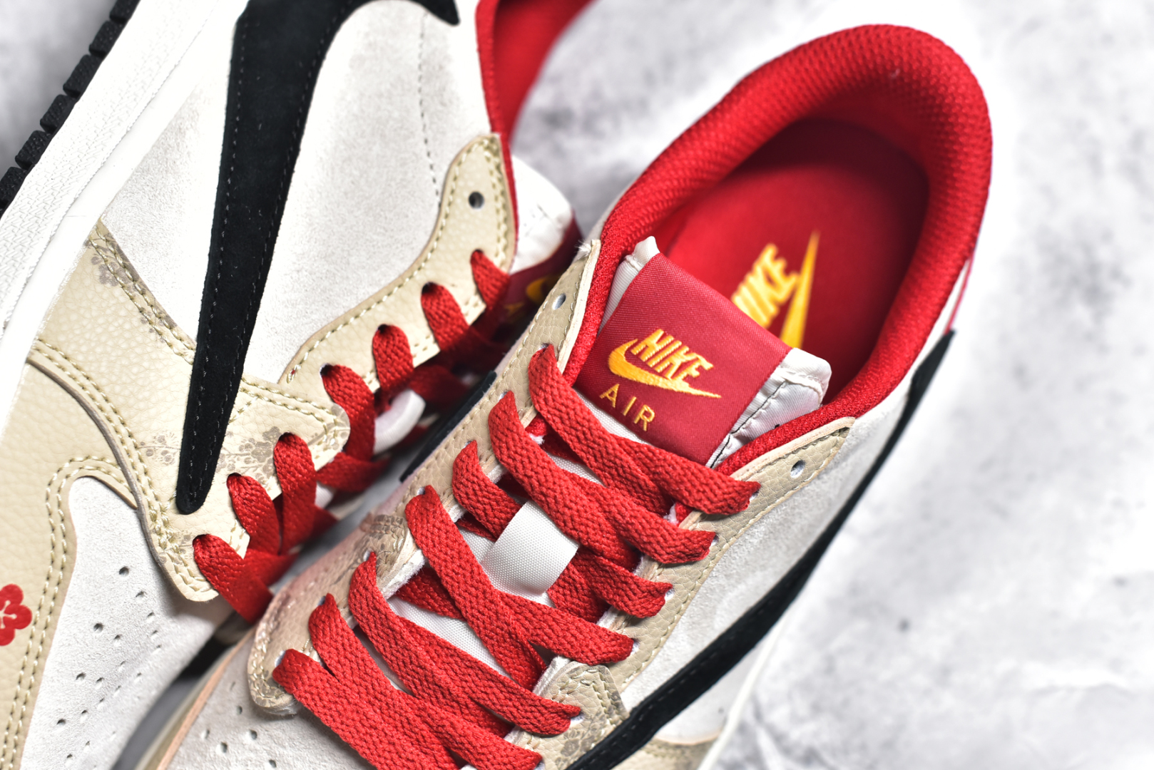 图片[9]-#Travis Scott x Fragment Design x Air Jordan 1 Low OG SP AJ1 乔1 蛇年限定 红棕黑勾 低帮文化休闲板鞋 DM7866-077 #多方联名合作融合了Travis Scott 独特的音乐风格，藤原浩个性的设计风格以及Jordan品牌的经典元素 使其成为一双具有独特身份和价值的鞋子 清新而立体的外观加上联名标识更突出了其独特身份 这种配色方案显示出活力和时尚感 在视觉上引人注目 鞋身的质感和细腻的细节处理使其显得高端而格调十足 这款“倒钩”联名是设计与创意完美结合 融合多方的个性风格是一款备受瞩目的潮流鞋款 尺码：36 36.5 37.5 38 38.5 39 40 40.5 41 42 42.5 43 44 44.5 45-选品中心