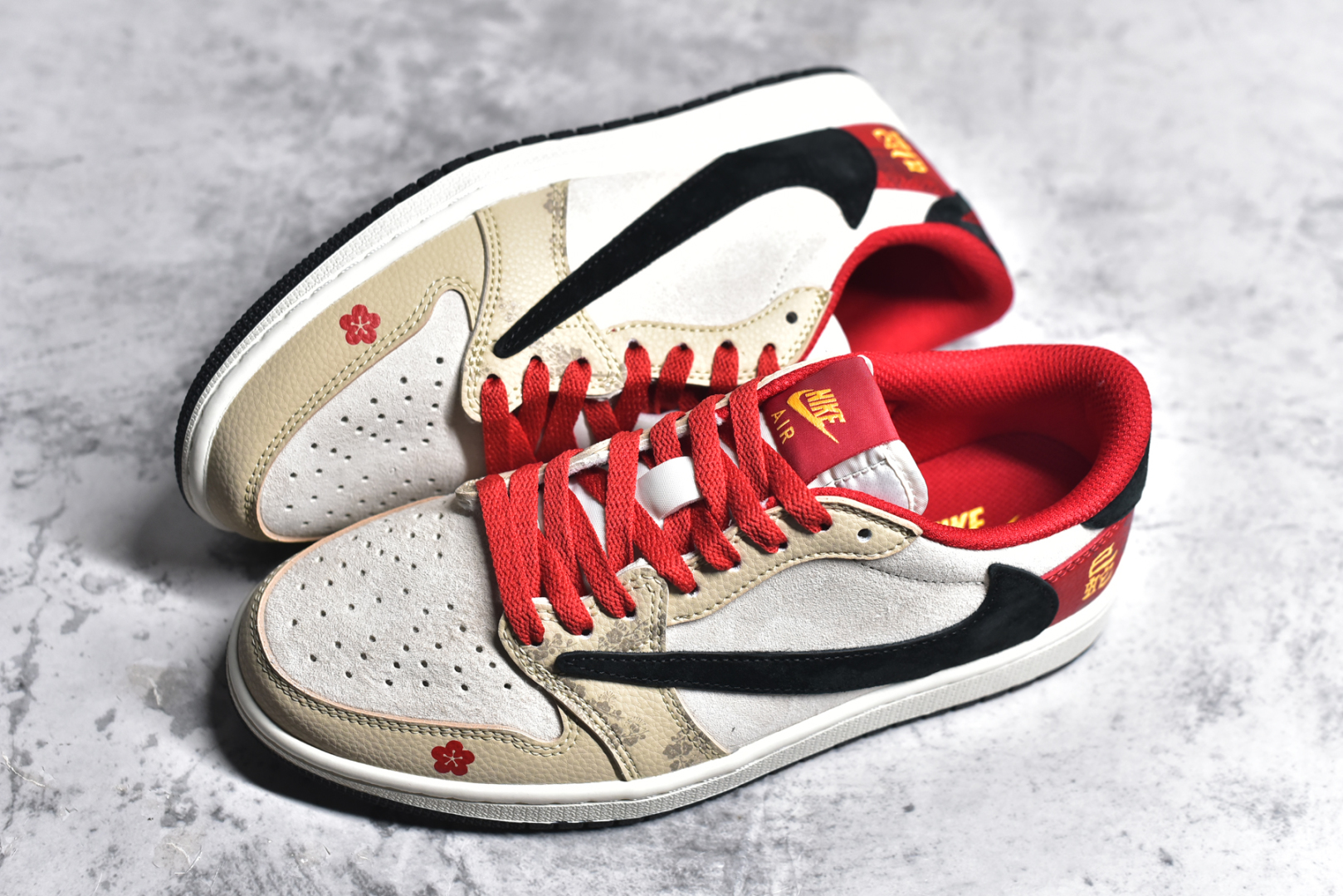 图片[7]-#Travis Scott x Fragment Design x Air Jordan 1 Low OG SP AJ1 乔1 蛇年限定 红棕黑勾 低帮文化休闲板鞋 DM7866-077 #多方联名合作融合了Travis Scott 独特的音乐风格，藤原浩个性的设计风格以及Jordan品牌的经典元素 使其成为一双具有独特身份和价值的鞋子 清新而立体的外观加上联名标识更突出了其独特身份 这种配色方案显示出活力和时尚感 在视觉上引人注目 鞋身的质感和细腻的细节处理使其显得高端而格调十足 这款“倒钩”联名是设计与创意完美结合 融合多方的个性风格是一款备受瞩目的潮流鞋款 尺码：36 36.5 37.5 38 38.5 39 40 40.5 41 42 42.5 43 44 44.5 45-选品中心