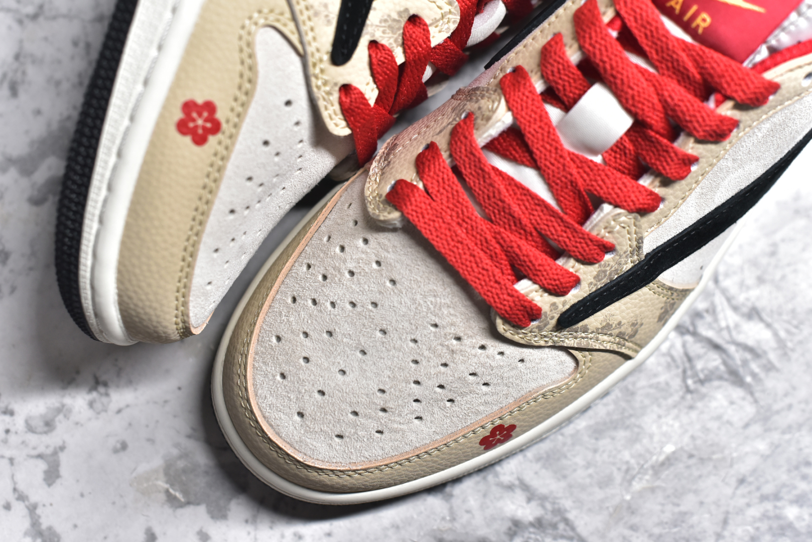 图片[8]-#Travis Scott x Fragment Design x Air Jordan 1 Low OG SP AJ1 乔1 蛇年限定 红棕黑勾 低帮文化休闲板鞋 DM7866-077 #多方联名合作融合了Travis Scott 独特的音乐风格，藤原浩个性的设计风格以及Jordan品牌的经典元素 使其成为一双具有独特身份和价值的鞋子 清新而立体的外观加上联名标识更突出了其独特身份 这种配色方案显示出活力和时尚感 在视觉上引人注目 鞋身的质感和细腻的细节处理使其显得高端而格调十足 这款“倒钩”联名是设计与创意完美结合 融合多方的个性风格是一款备受瞩目的潮流鞋款 尺码：36 36.5 37.5 38 38.5 39 40 40.5 41 42 42.5 43 44 44.5 45-选品中心