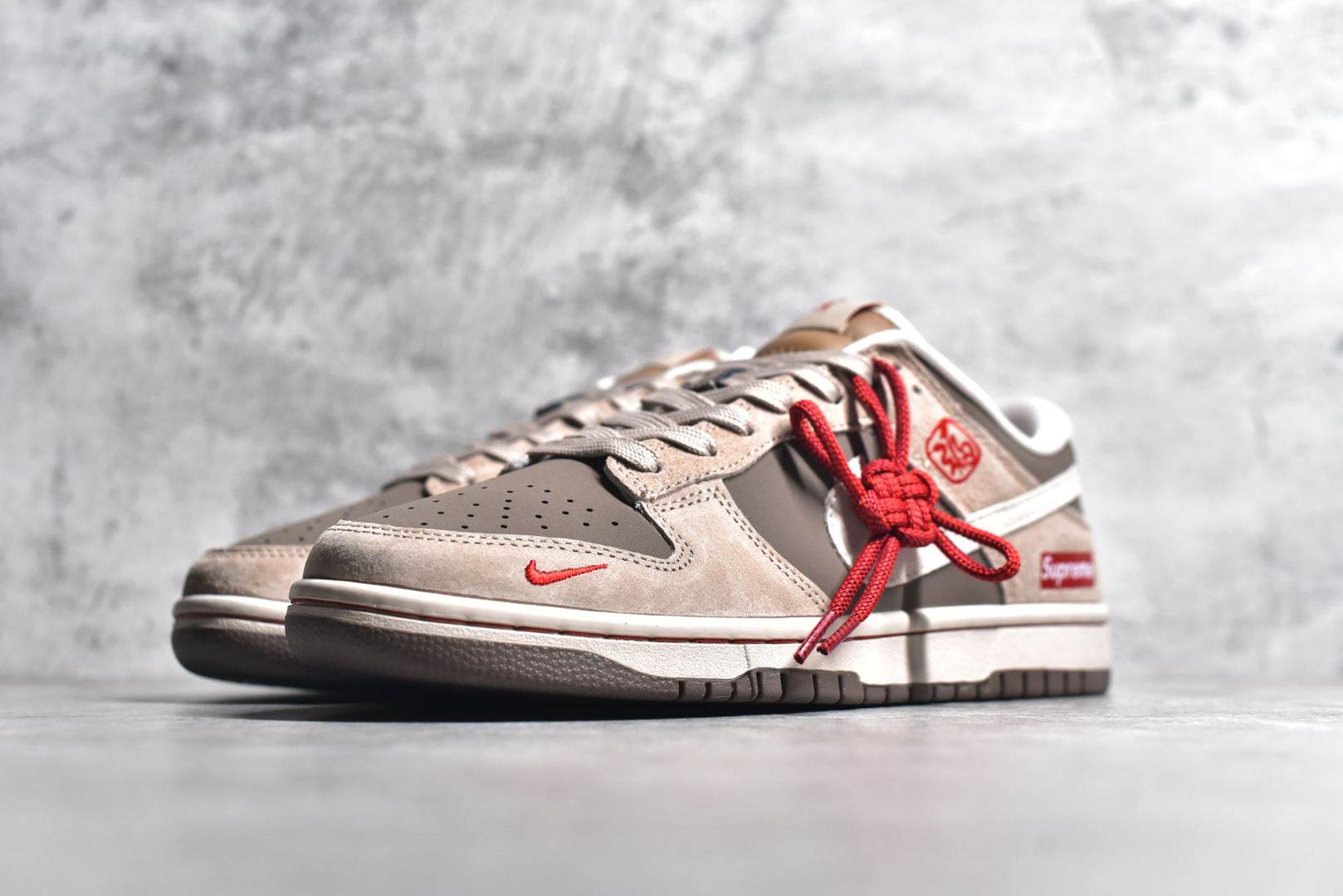 图片[2]-#NK SB Dunk Low Supreme联名蛇年限定 鹿褐猪八 周年高端定制 低帮休闲板鞋 AG3702-851 #定制鞋盒 大厂纯原品质出货 超高清洁度 皮料切割干净无任何毛边 细节完美 尺码：36 36.5 37.5 38 38.5 39 40 40.5 41 42 42.5 43 44 44.5 45-选品中心