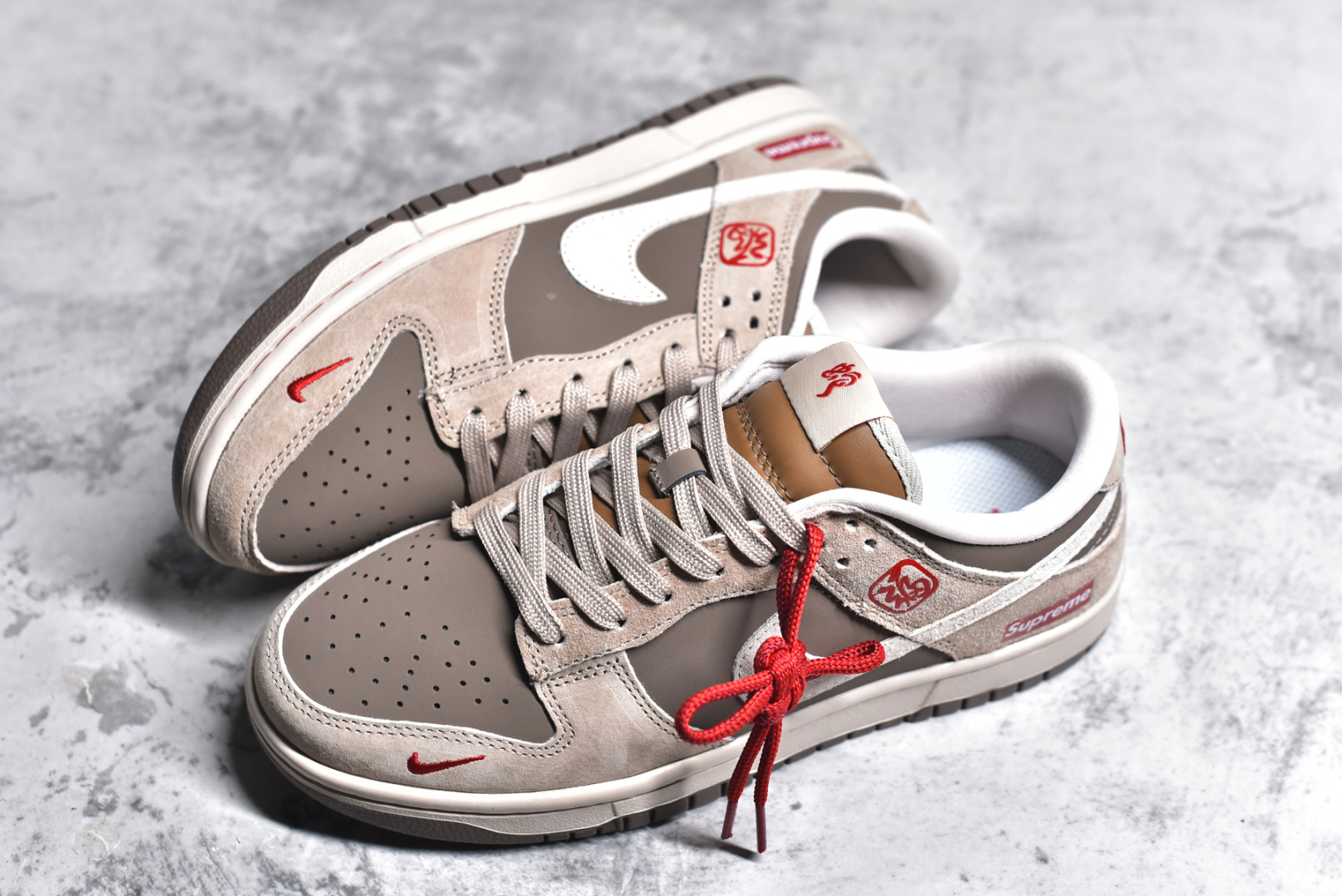 图片[7]-#NK SB Dunk Low Supreme联名蛇年限定 鹿褐猪八 周年高端定制 低帮休闲板鞋 AG3702-851 #定制鞋盒 大厂纯原品质出货 超高清洁度 皮料切割干净无任何毛边 细节完美 尺码：36 36.5 37.5 38 38.5 39 40 40.5 41 42 42.5 43 44 44.5 45-选品中心