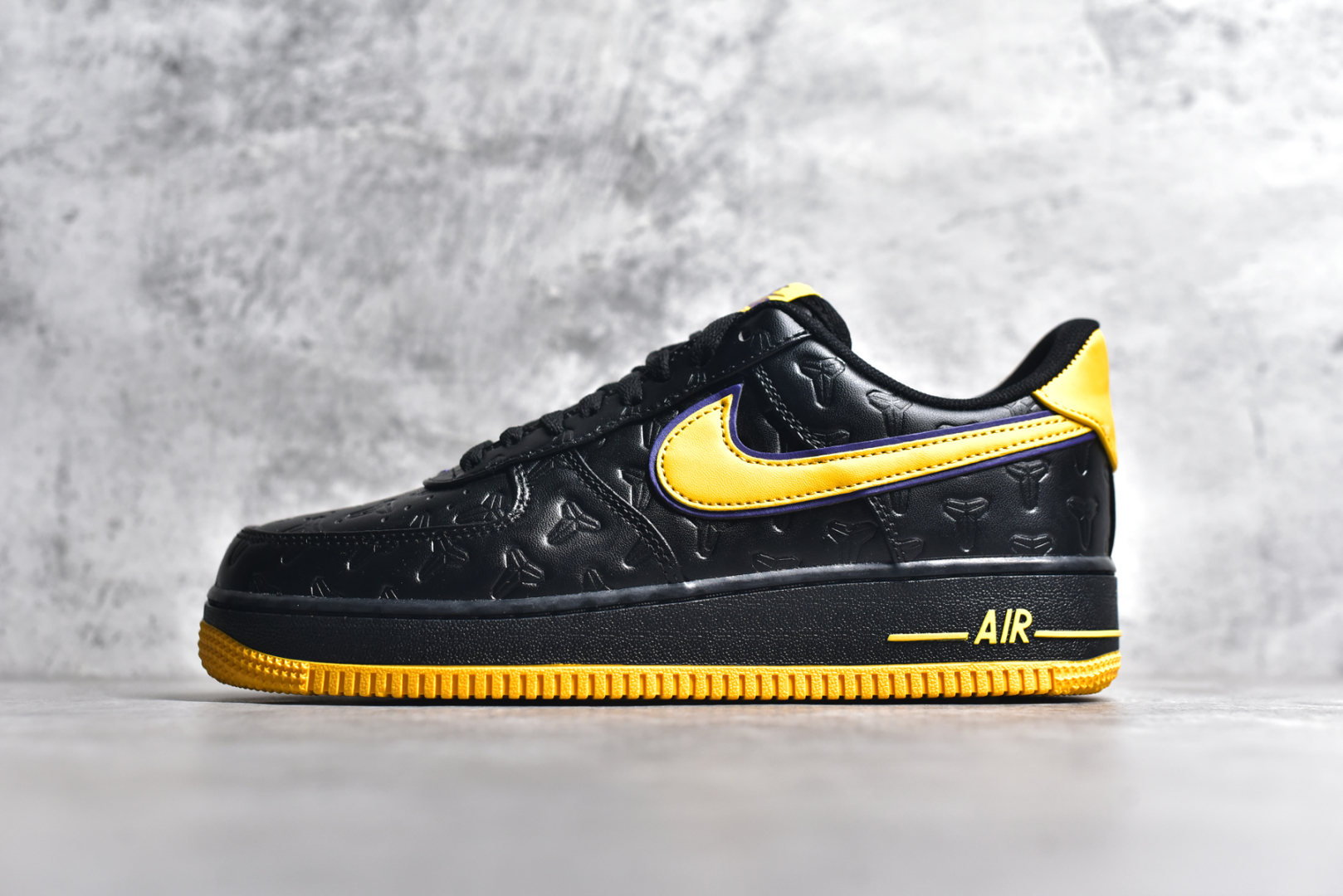 #NK Air Force 1\’07 Low 科比印花 空军一号低帮休闲板鞋 HV5122-001 定制皮料 原楦原纸板 正确压印细节 版型到位 价格合理 纯正空军版型 高清洁度 内置全掌气垫 推荐版本 尺码：36 36.5 37.5 38 38.5 39 40 40.5 41 42 42.5 43 44 44.5 45-选品中心