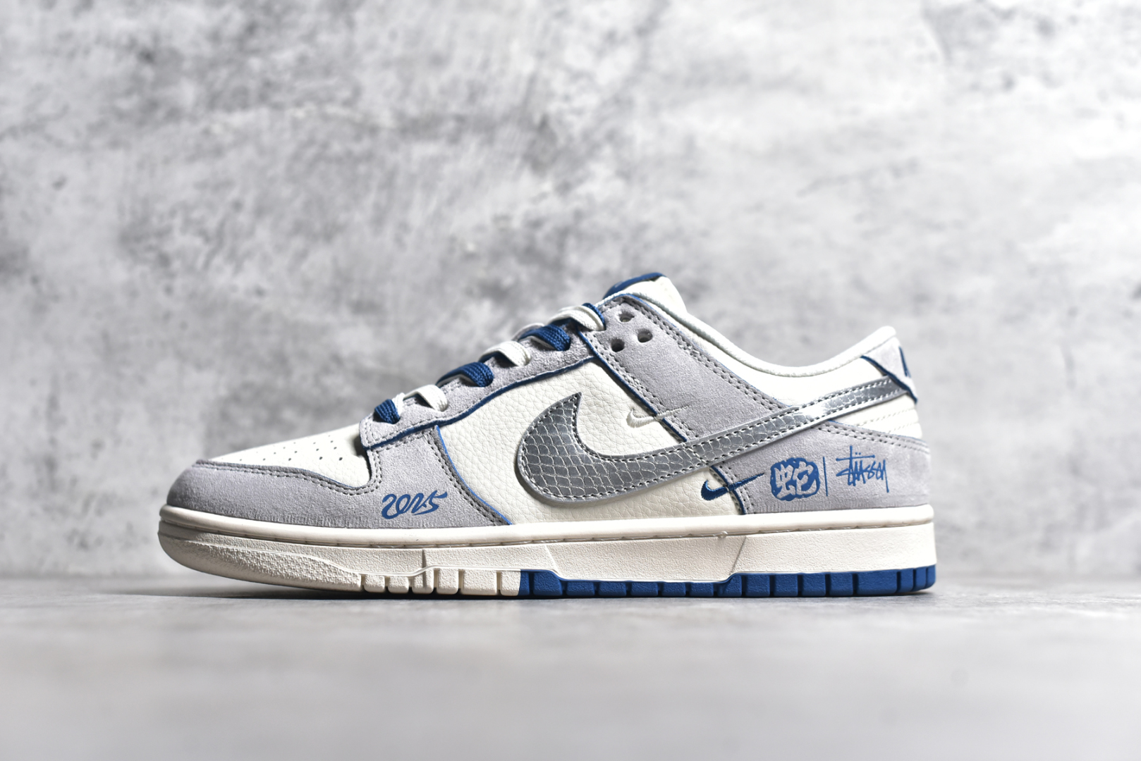 #NK SB Dunk Low 斯图西蛇年联名 米蓝银勾 周年高端定制 低帮休闲板鞋 DM6868-010 #定制鞋盒 大厂纯原品质出货 超高清洁度 皮料切割干净无任何毛边 细节完美 尺码：36 36.5 37.5 38 38.5 39 40 40.5 41 42 42.5 43 44 44.5 45-选品中心