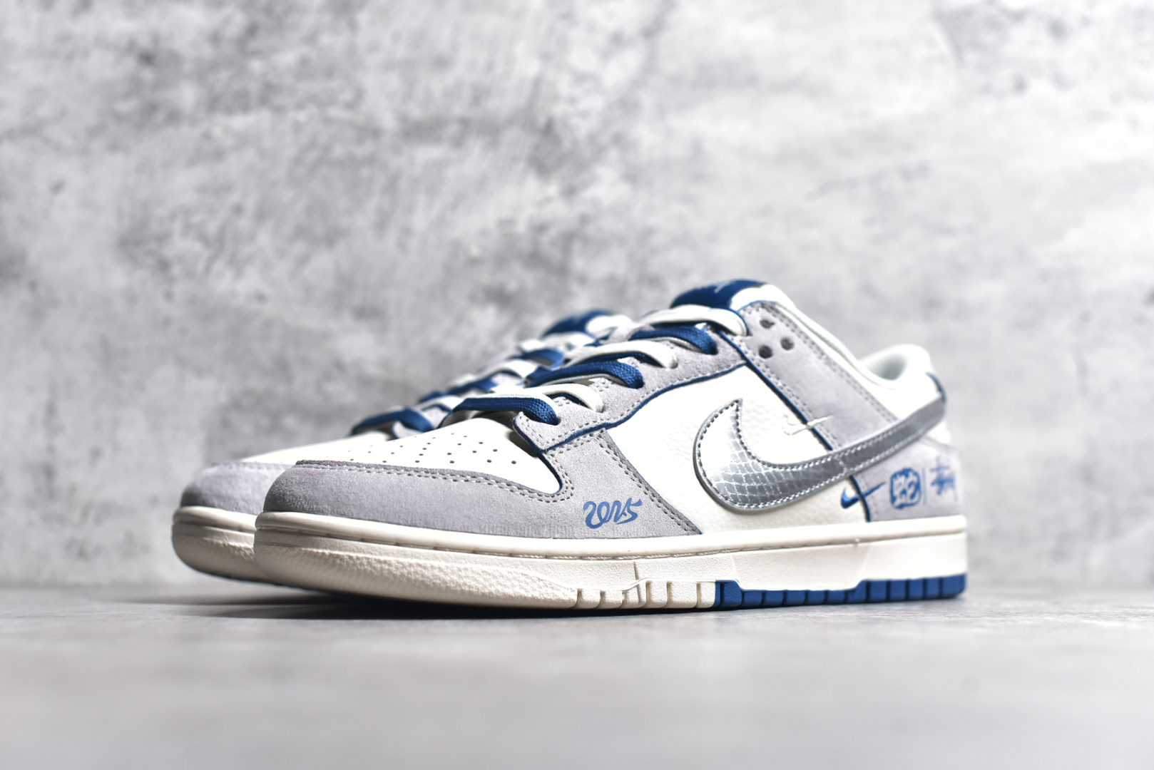 图片[2]-#NK SB Dunk Low 斯图西蛇年联名 米蓝银勾 周年高端定制 低帮休闲板鞋 DM6868-010 #定制鞋盒 大厂纯原品质出货 超高清洁度 皮料切割干净无任何毛边 细节完美 尺码：36 36.5 37.5 38 38.5 39 40 40.5 41 42 42.5 43 44 44.5 45-选品中心