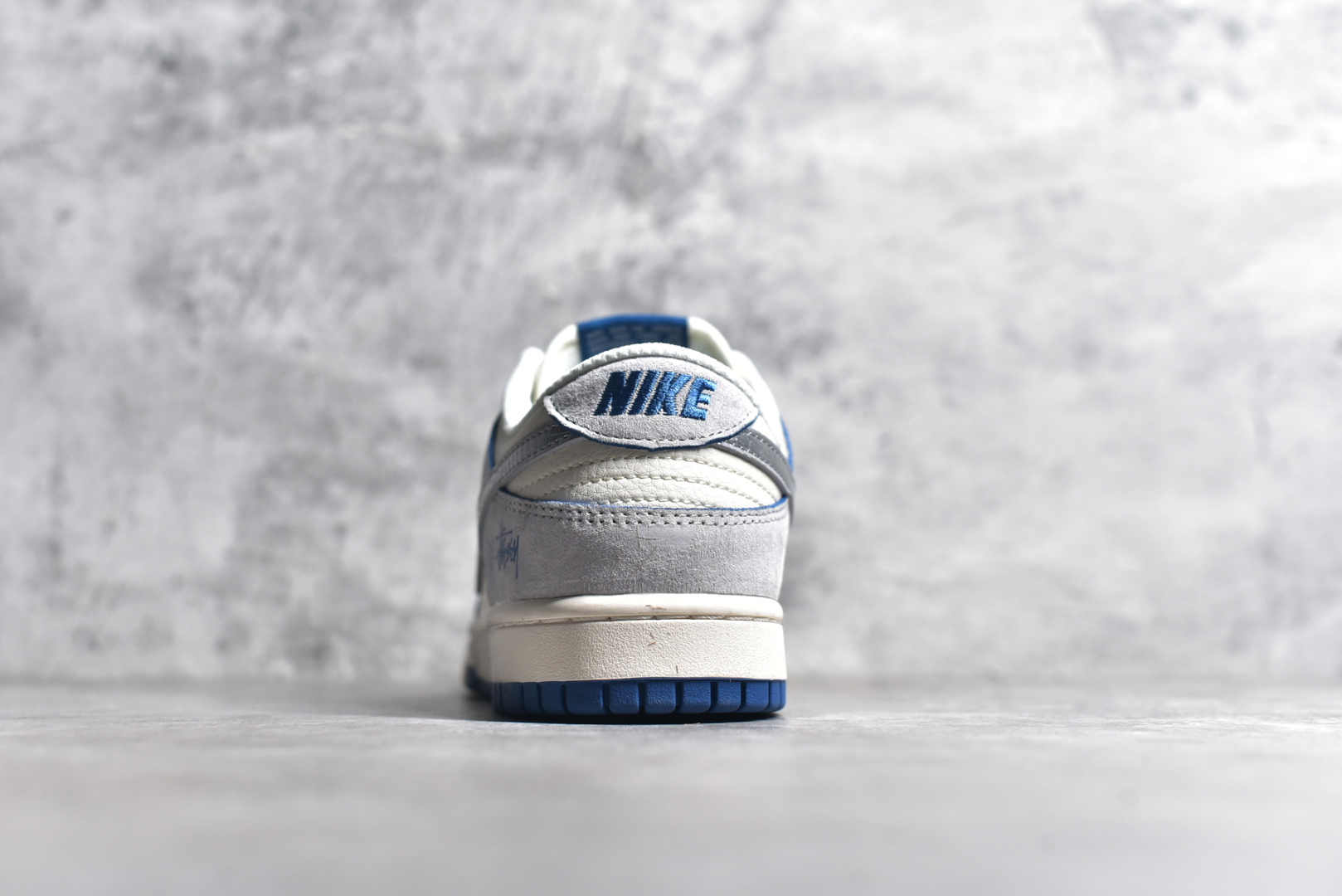 图片[5]-#NK SB Dunk Low 斯图西蛇年联名 米蓝银勾 周年高端定制 低帮休闲板鞋 DM6868-010 #定制鞋盒 大厂纯原品质出货 超高清洁度 皮料切割干净无任何毛边 细节完美 尺码：36 36.5 37.5 38 38.5 39 40 40.5 41 42 42.5 43 44 44.5 45-选品中心