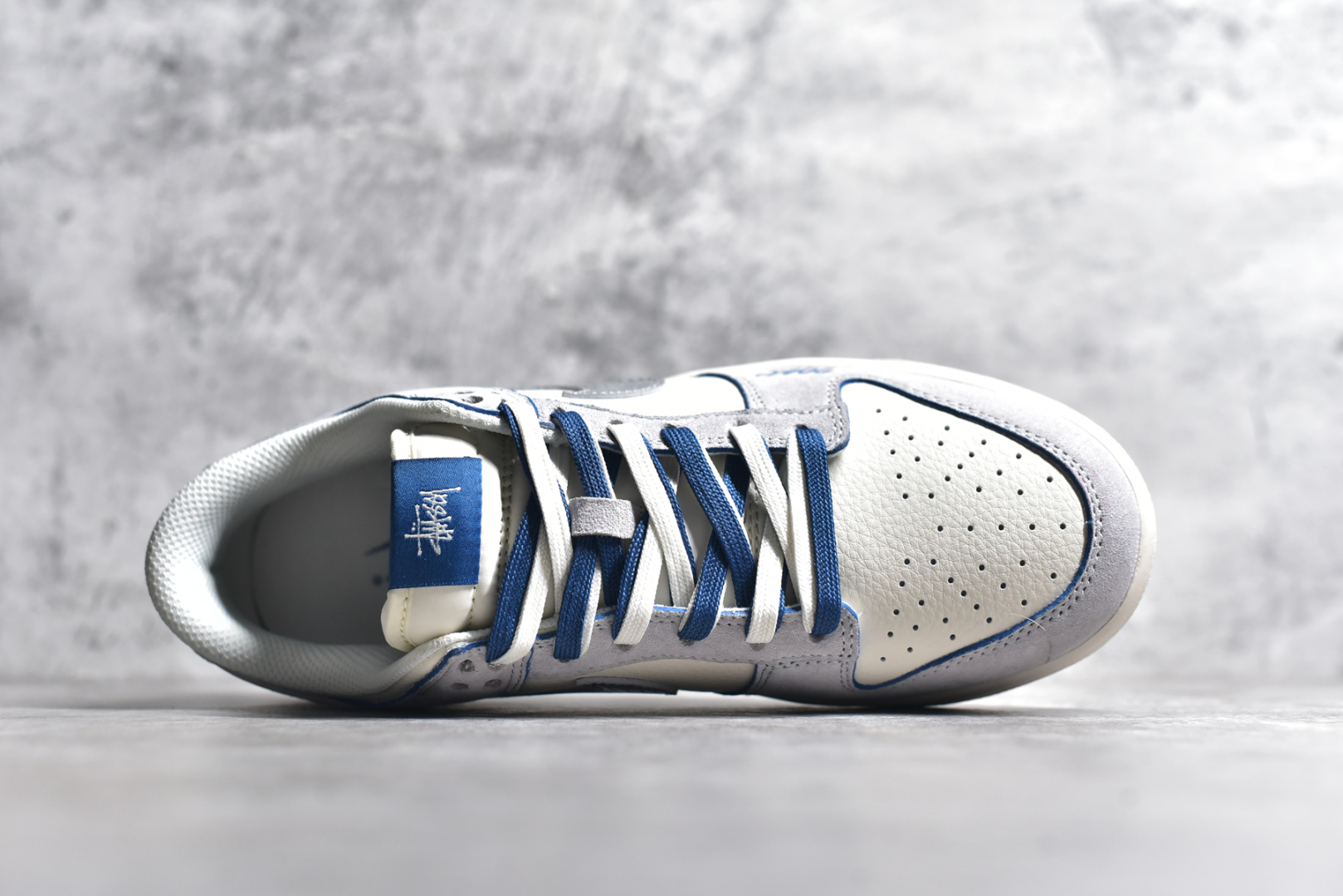 图片[4]-#NK SB Dunk Low 斯图西蛇年联名 米蓝银勾 周年高端定制 低帮休闲板鞋 DM6868-010 #定制鞋盒 大厂纯原品质出货 超高清洁度 皮料切割干净无任何毛边 细节完美 尺码：36 36.5 37.5 38 38.5 39 40 40.5 41 42 42.5 43 44 44.5 45-选品中心