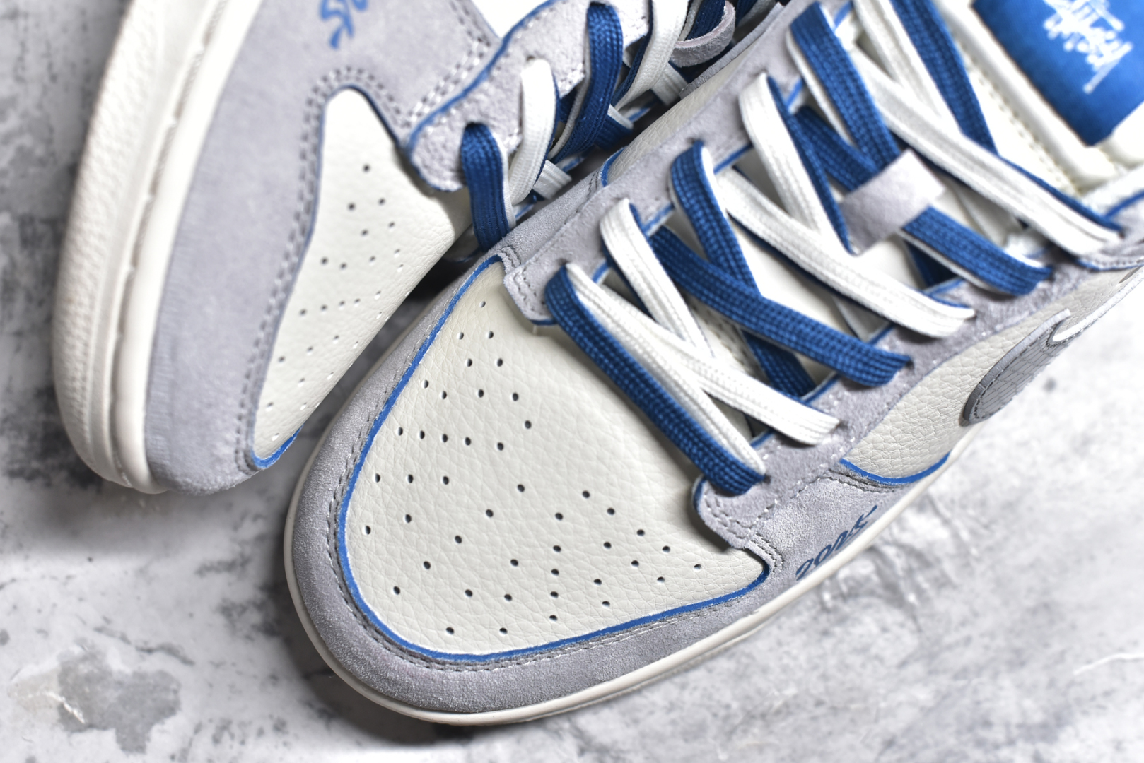 图片[8]-#NK SB Dunk Low 斯图西蛇年联名 米蓝银勾 周年高端定制 低帮休闲板鞋 DM6868-010 #定制鞋盒 大厂纯原品质出货 超高清洁度 皮料切割干净无任何毛边 细节完美 尺码：36 36.5 37.5 38 38.5 39 40 40.5 41 42 42.5 43 44 44.5 45-选品中心