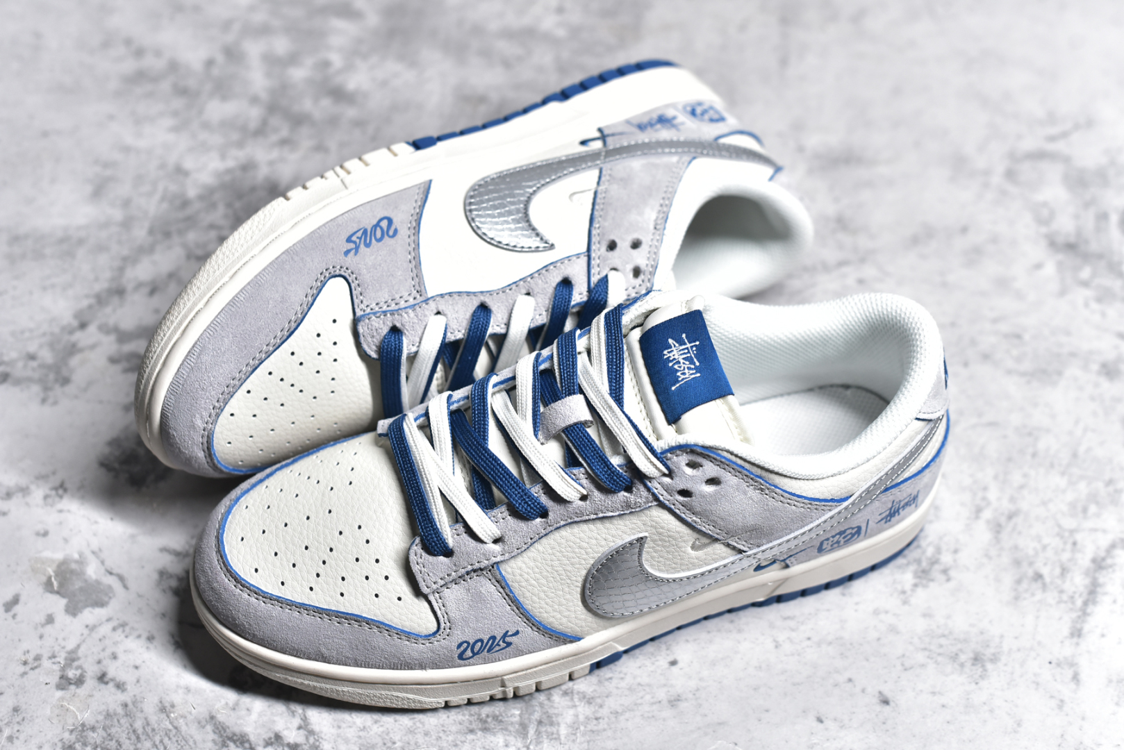 图片[7]-#NK SB Dunk Low 斯图西蛇年联名 米蓝银勾 周年高端定制 低帮休闲板鞋 DM6868-010 #定制鞋盒 大厂纯原品质出货 超高清洁度 皮料切割干净无任何毛边 细节完美 尺码：36 36.5 37.5 38 38.5 39 40 40.5 41 42 42.5 43 44 44.5 45-选品中心