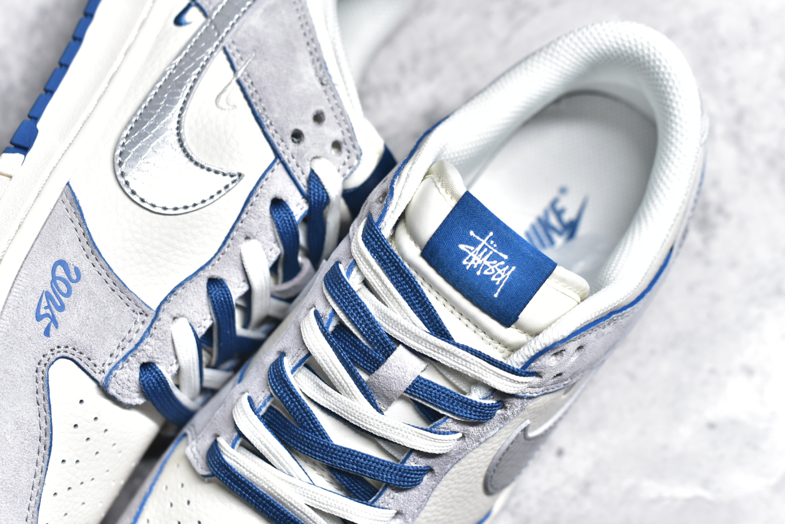 图片[9]-#NK SB Dunk Low 斯图西蛇年联名 米蓝银勾 周年高端定制 低帮休闲板鞋 DM6868-010 #定制鞋盒 大厂纯原品质出货 超高清洁度 皮料切割干净无任何毛边 细节完美 尺码：36 36.5 37.5 38 38.5 39 40 40.5 41 42 42.5 43 44 44.5 45-选品中心