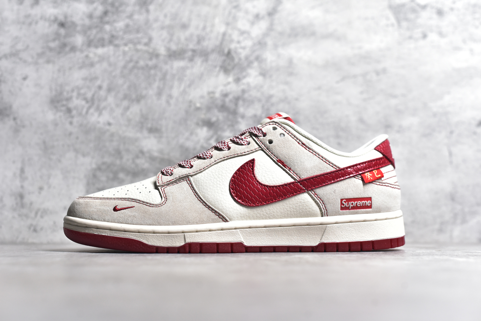 #NK SB Dunk Low Supreme联名蛇年限定 蛇纹红勾 周年高端定制 低帮休闲板鞋 HH7518-029 #定制鞋盒 大厂纯原品质出货 超高清洁度 皮料切割干净无任何毛边 细节完美 尺码：36 36.5 37.5 38 38.5 39 40 40.5 41 42 42.5 43 44 44.5 45-选品中心