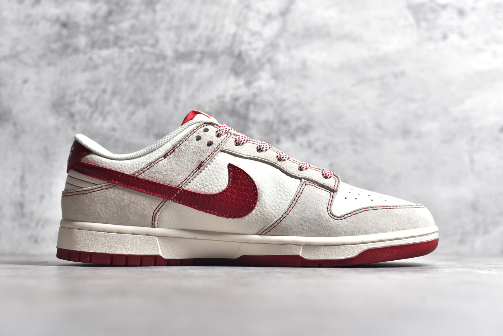 图片[3]-#NK SB Dunk Low Supreme联名蛇年限定 蛇纹红勾 周年高端定制 低帮休闲板鞋 HH7518-029 #定制鞋盒 大厂纯原品质出货 超高清洁度 皮料切割干净无任何毛边 细节完美 尺码：36 36.5 37.5 38 38.5 39 40 40.5 41 42 42.5 43 44 44.5 45-选品中心