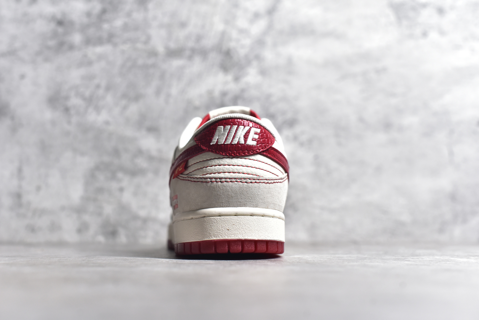 图片[5]-#NK SB Dunk Low Supreme联名蛇年限定 蛇纹红勾 周年高端定制 低帮休闲板鞋 HH7518-029 #定制鞋盒 大厂纯原品质出货 超高清洁度 皮料切割干净无任何毛边 细节完美 尺码：36 36.5 37.5 38 38.5 39 40 40.5 41 42 42.5 43 44 44.5 45-选品中心