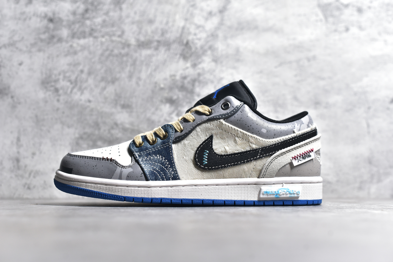 #Air Jordan 1 Low AJ1 乔1 熊猫恶作剧 乘浪钓手 过度捕捞 蓝棕灰 低帮复古篮球鞋 553558-140 #整体围绕熊猫恶作剧乘浪钓手主题设计，鞋身整体采用专属颜料重新喷涂。特殊原创设计图标涂鸦装饰，添加潮流元素效果喷涂点缀。 尺码：35.5 36 36.5 37.5 38 38.5 39 40 40.5 41 42 42.5 43 44 44.5 45 46 47.5-选品中心
