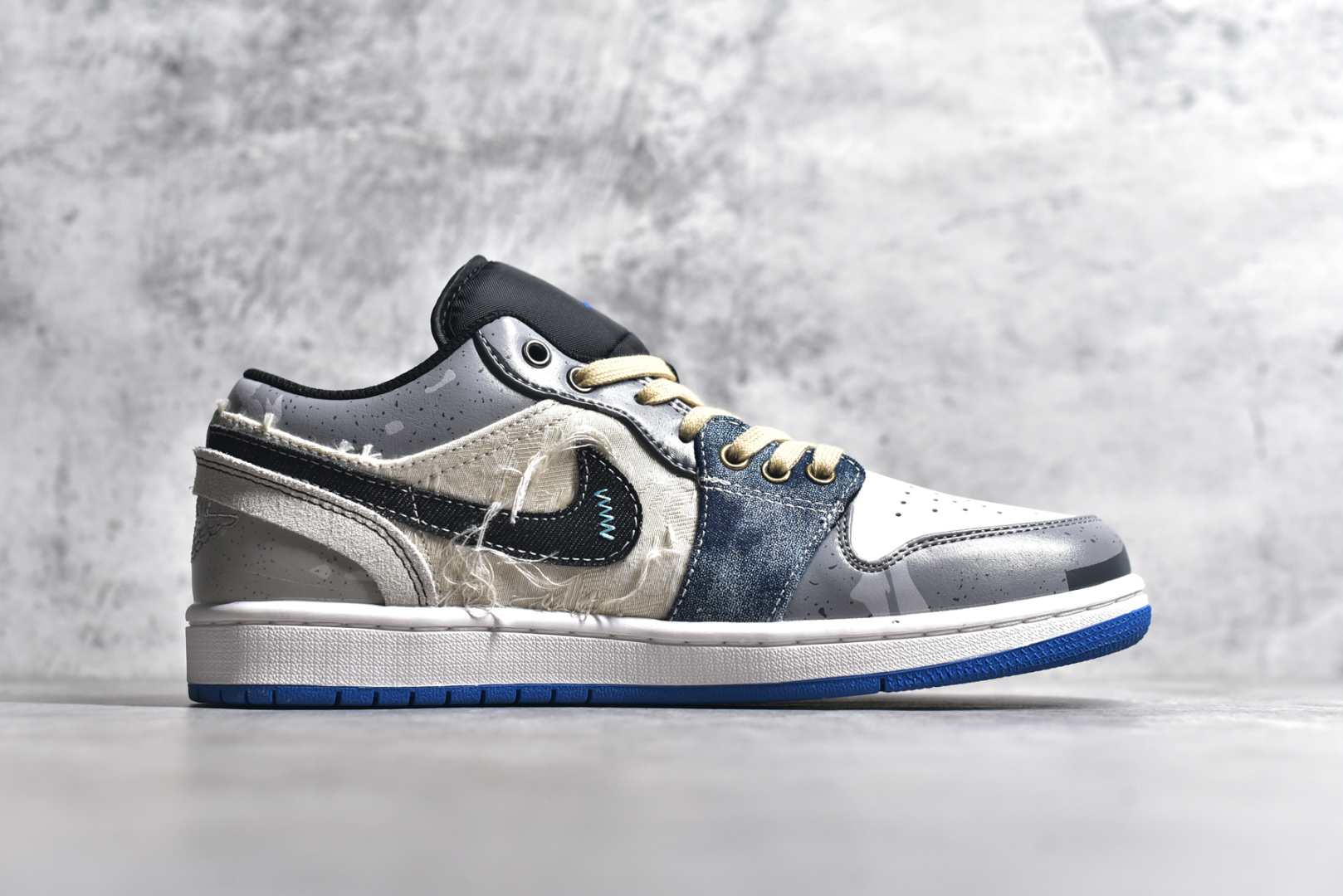 图片[3]-#Air Jordan 1 Low AJ1 乔1 熊猫恶作剧 乘浪钓手 过度捕捞 蓝棕灰 低帮复古篮球鞋 553558-140 #整体围绕熊猫恶作剧乘浪钓手主题设计，鞋身整体采用专属颜料重新喷涂。特殊原创设计图标涂鸦装饰，添加潮流元素效果喷涂点缀。 尺码：35.5 36 36.5 37.5 38 38.5 39 40 40.5 41 42 42.5 43 44 44.5 45 46 47.5-选品中心
