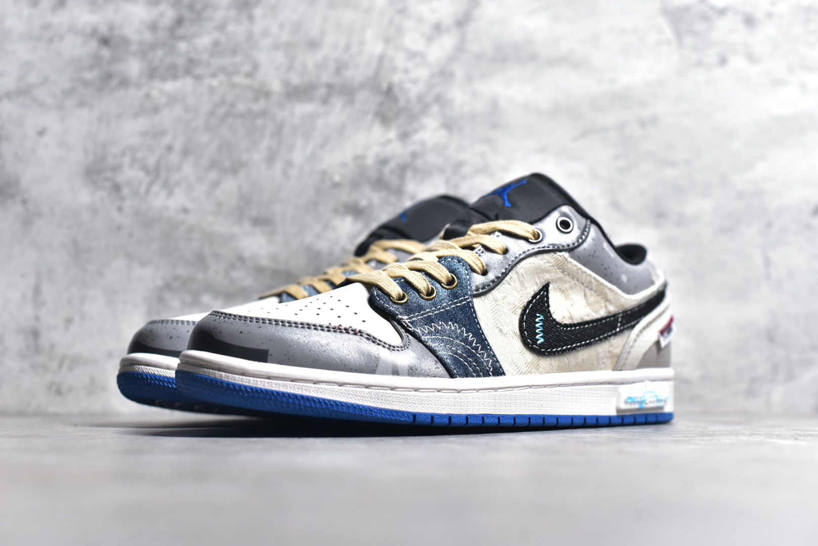 图片[2]-#Air Jordan 1 Low AJ1 乔1 熊猫恶作剧 乘浪钓手 过度捕捞 蓝棕灰 低帮复古篮球鞋 553558-140 #整体围绕熊猫恶作剧乘浪钓手主题设计，鞋身整体采用专属颜料重新喷涂。特殊原创设计图标涂鸦装饰，添加潮流元素效果喷涂点缀。 尺码：35.5 36 36.5 37.5 38 38.5 39 40 40.5 41 42 42.5 43 44 44.5 45 46 47.5-选品中心