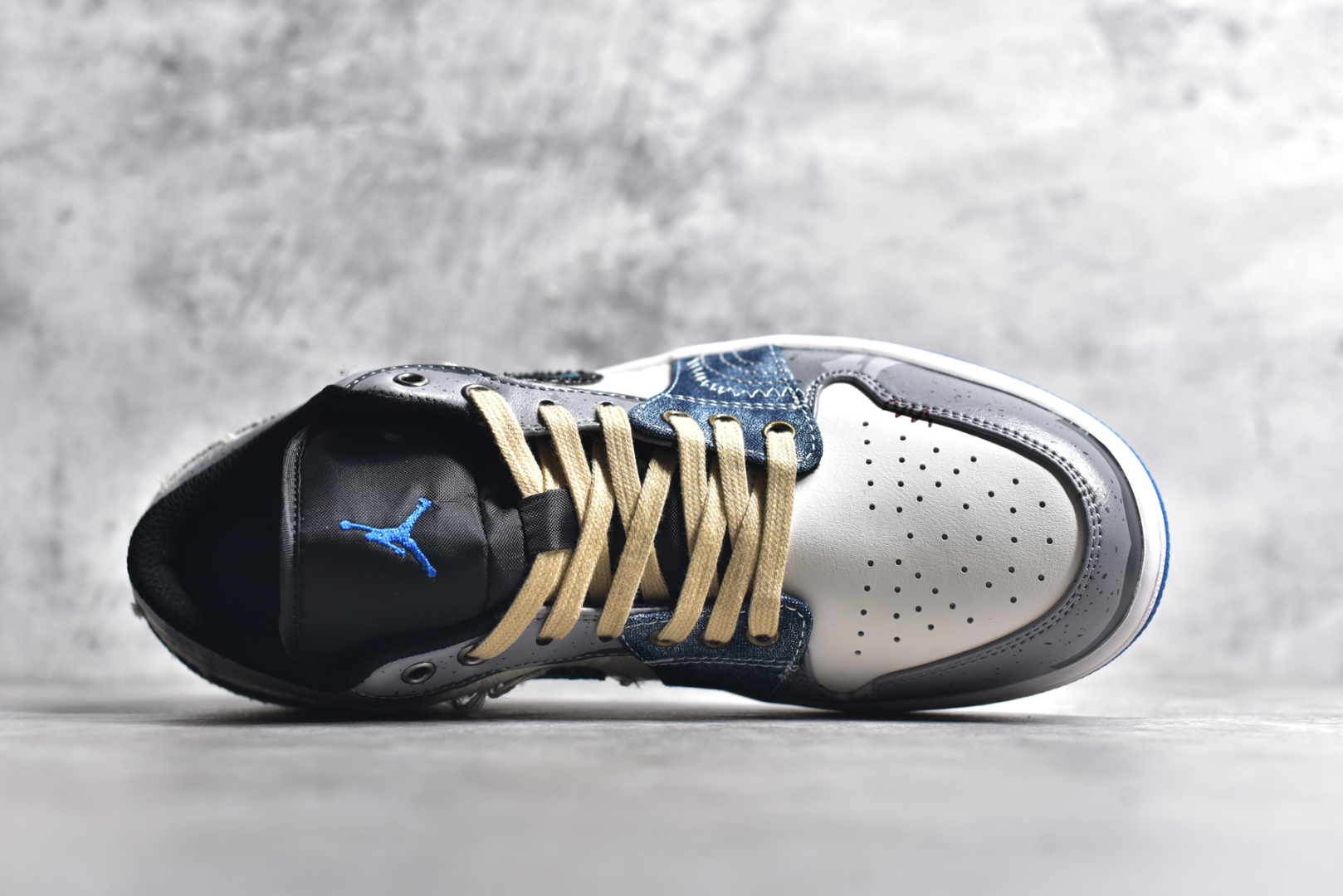 图片[4]-#Air Jordan 1 Low AJ1 乔1 熊猫恶作剧 乘浪钓手 过度捕捞 蓝棕灰 低帮复古篮球鞋 553558-140 #整体围绕熊猫恶作剧乘浪钓手主题设计，鞋身整体采用专属颜料重新喷涂。特殊原创设计图标涂鸦装饰，添加潮流元素效果喷涂点缀。 尺码：35.5 36 36.5 37.5 38 38.5 39 40 40.5 41 42 42.5 43 44 44.5 45 46 47.5-选品中心