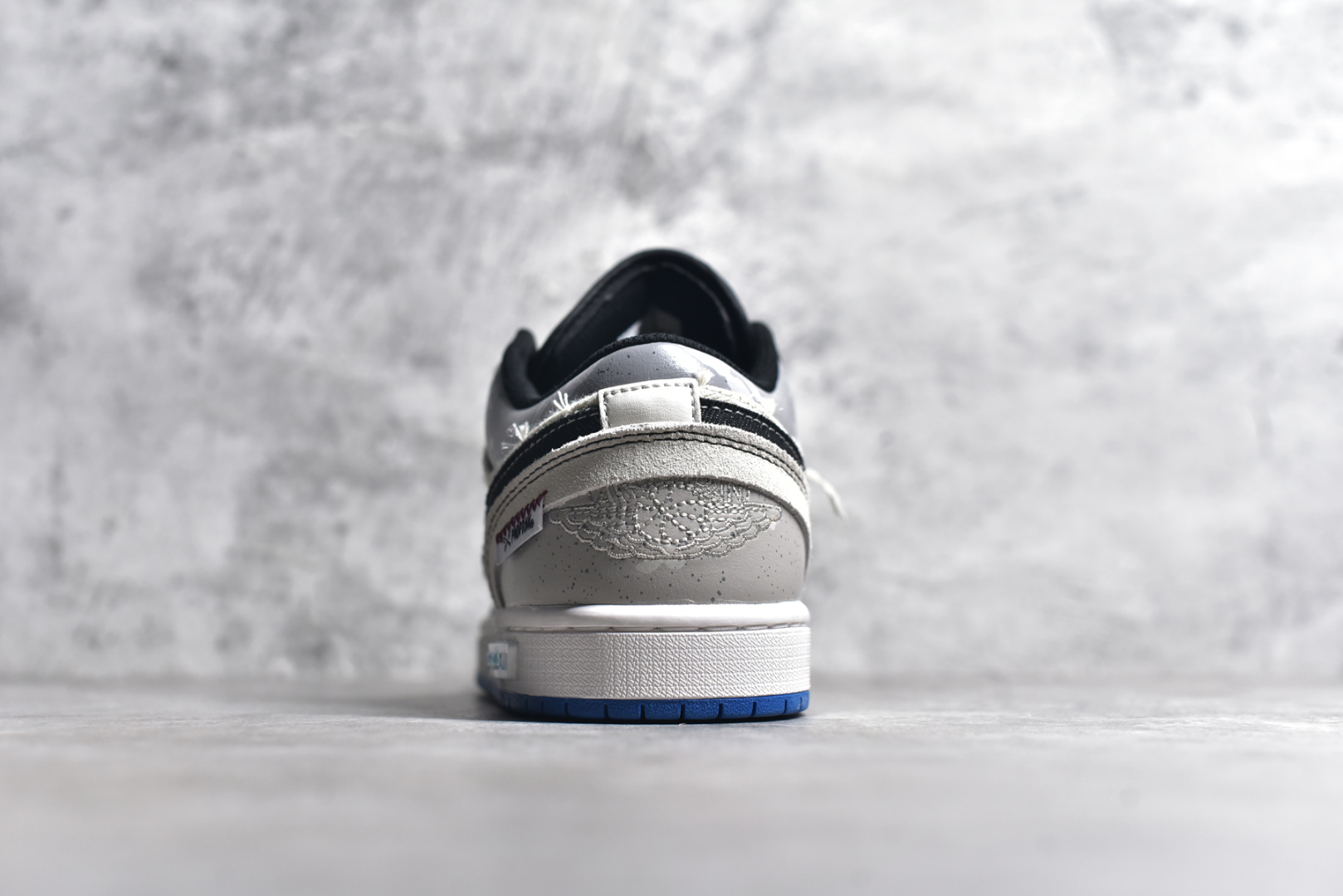 图片[5]-#Air Jordan 1 Low AJ1 乔1 熊猫恶作剧 乘浪钓手 过度捕捞 蓝棕灰 低帮复古篮球鞋 553558-140 #整体围绕熊猫恶作剧乘浪钓手主题设计，鞋身整体采用专属颜料重新喷涂。特殊原创设计图标涂鸦装饰，添加潮流元素效果喷涂点缀。 尺码：35.5 36 36.5 37.5 38 38.5 39 40 40.5 41 42 42.5 43 44 44.5 45 46 47.5-选品中心