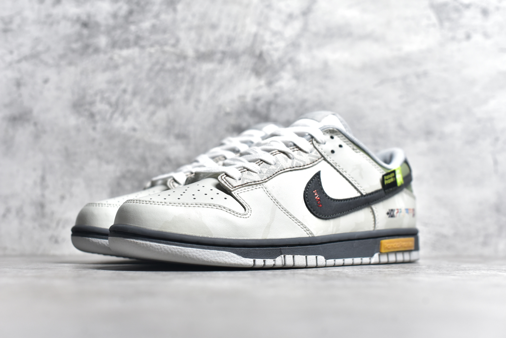 图片[2]-#NK Dunk Retro \”Grey Fog\” 熊猫恶作剧 山赴藏地 心系旷野 低帮休闲板鞋 DD1391-103 #配色整体围绕熊猫恶作剧山脉主题设计，鞋身整体采用专属颜料重新喷涂。特殊原创设计图标涂鸦装饰，添加潮流元素效果喷涂点缀。 尺码：36 36.5 37.5 38 38.5 39 40 40.5 41 42 42.5 43 44 44.5 45-选品中心