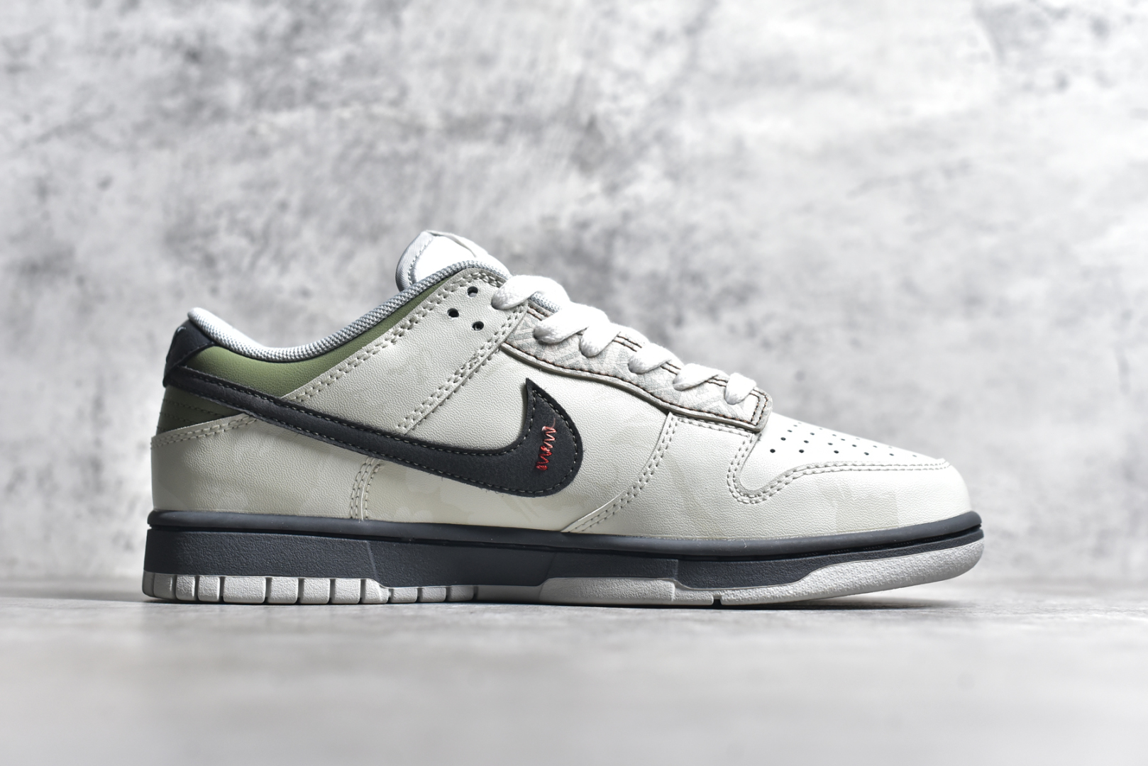 图片[3]-#NK Dunk Retro \”Grey Fog\” 熊猫恶作剧 山赴藏地 心系旷野 低帮休闲板鞋 DD1391-103 #配色整体围绕熊猫恶作剧山脉主题设计，鞋身整体采用专属颜料重新喷涂。特殊原创设计图标涂鸦装饰，添加潮流元素效果喷涂点缀。 尺码：36 36.5 37.5 38 38.5 39 40 40.5 41 42 42.5 43 44 44.5 45-选品中心