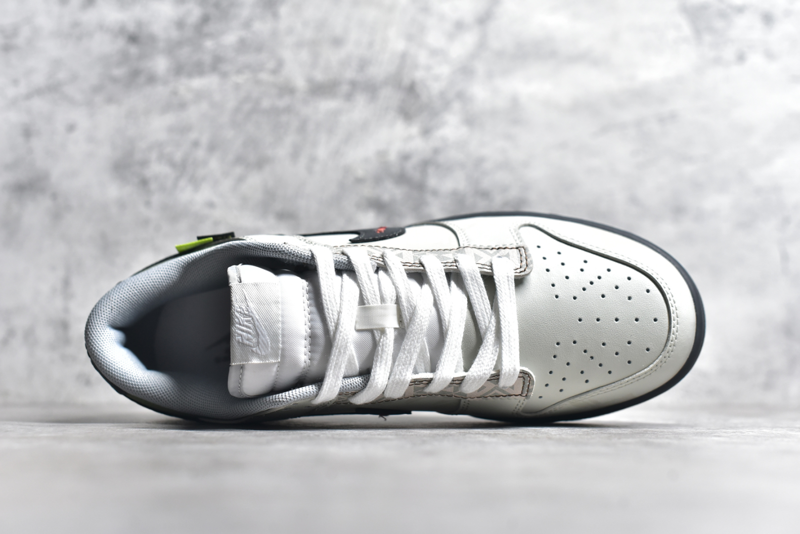 图片[4]-#NK Dunk Retro \”Grey Fog\” 熊猫恶作剧 山赴藏地 心系旷野 低帮休闲板鞋 DD1391-103 #配色整体围绕熊猫恶作剧山脉主题设计，鞋身整体采用专属颜料重新喷涂。特殊原创设计图标涂鸦装饰，添加潮流元素效果喷涂点缀。 尺码：36 36.5 37.5 38 38.5 39 40 40.5 41 42 42.5 43 44 44.5 45-选品中心