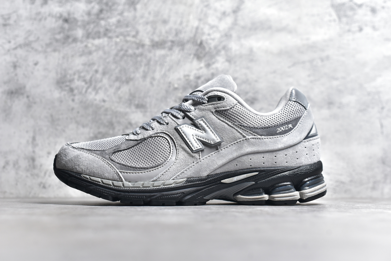 #New Balance WL2002 复古休闲跑步鞋 M2002RBL全新批次 细节材料升级，鞋款延续了经典科技，升级版N-ERGY缓震物料机能与材质上脚太舒适了，鞋面的柔软麂皮搭配尼龙网布，特别透气而且还复古感，不管是搭配牛仔裤还工装裤都是百搭！尺码：36 37 37.5 38 38.5 39 40 40.5 41 42 42.5 43 44 45 46.5-选品中心