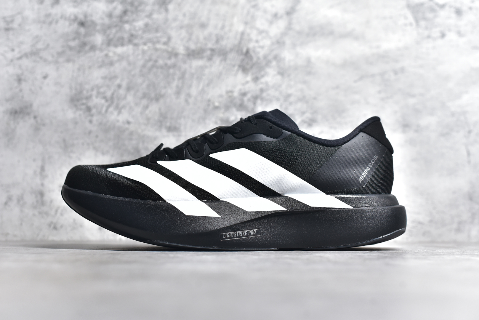 #AD Adizero Evo SL JH6206 阿迪超轻透气缓震跑鞋 #以令人难以置信的138克重量，刷新了跑鞋轻量化的记录，阿迪在材料科学和工艺技术上的深厚积累。 #全新鞋款采用Lightweight Upper材料，让穿着者几乎能够体验到一种\”裸足\”的感觉 尺码：39 40 40.5 41 42 42.5 43 44 44.5 45-选品中心