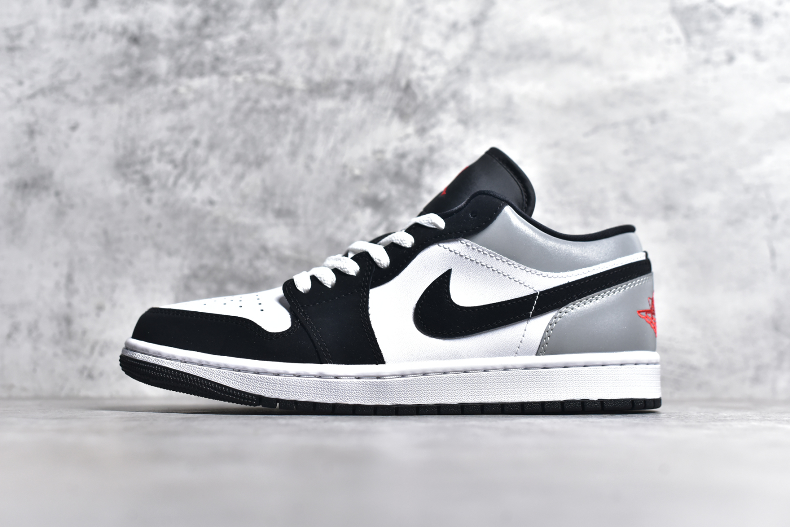 #市面唯一纯原 独家开发 Air Jordan AJ1 Low 低帮 终端优势供应 市面中低帮最具代表性版本没有之一 口碑大厂出品 品控大底版型不断改良更新 全套原纸板楦头开发 确保原汁原味 完美呈现版型 完美零毛边处理 原厂内置全掌气垫 价格定位良心 平台专用代工流水线出品 一眼公司既视感 拿到手的一瞬间就与众不同 碾压市面所有版本 全部原鞋开发 每一个配色都会采购原鞋确认细节 打破市面看图做货无好货之说 尺码：40 40.5 41 42 42.5 43 44 44.5 45 46-选品中心