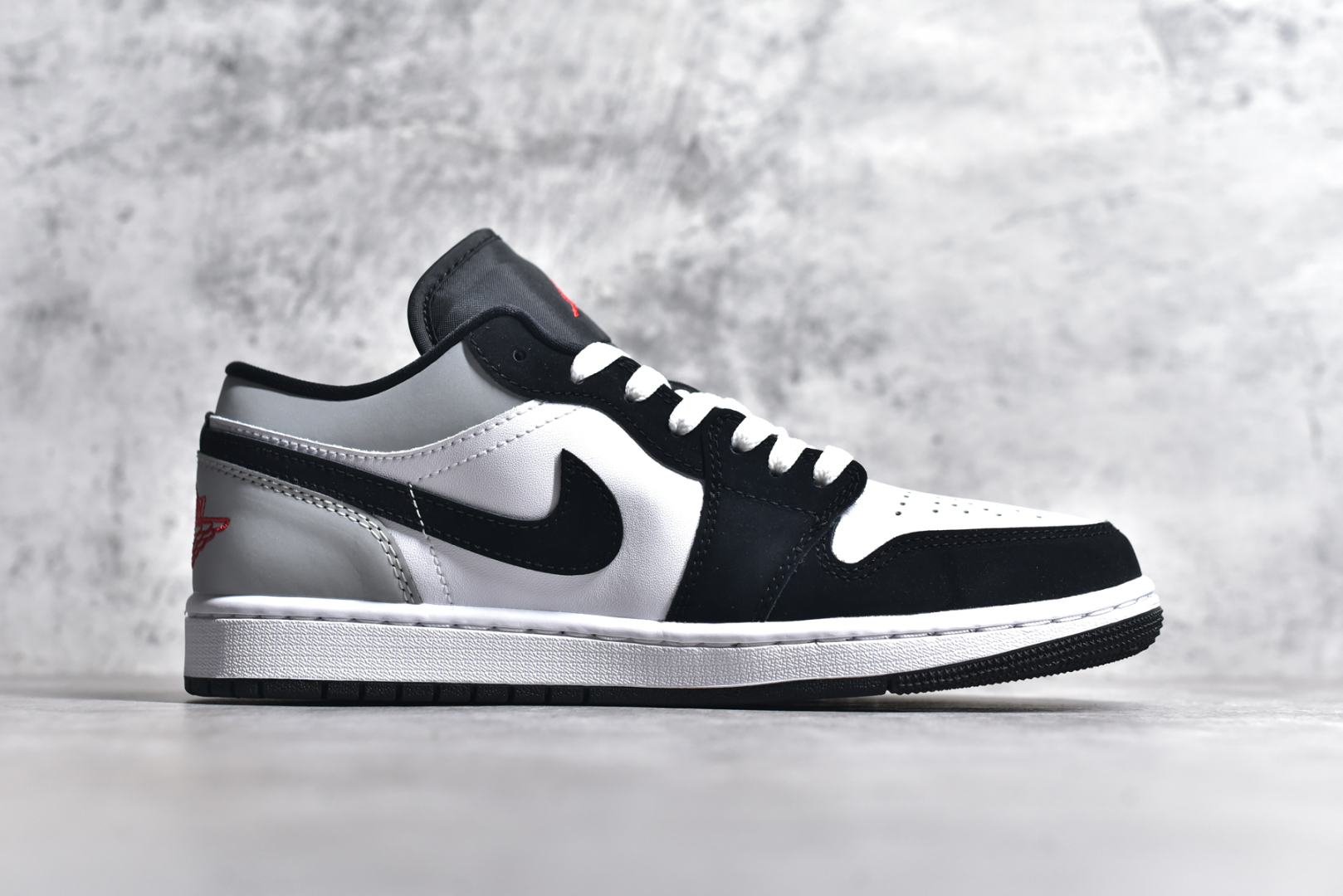 图片[3]-#市面唯一纯原 独家开发 Air Jordan AJ1 Low 低帮 终端优势供应 市面中低帮最具代表性版本没有之一 口碑大厂出品 品控大底版型不断改良更新 全套原纸板楦头开发 确保原汁原味 完美呈现版型 完美零毛边处理 原厂内置全掌气垫 价格定位良心 平台专用代工流水线出品 一眼公司既视感 拿到手的一瞬间就与众不同 碾压市面所有版本 全部原鞋开发 每一个配色都会采购原鞋确认细节 打破市面看图做货无好货之说 尺码：40 40.5 41 42 42.5 43 44 44.5 45 46-选品中心
