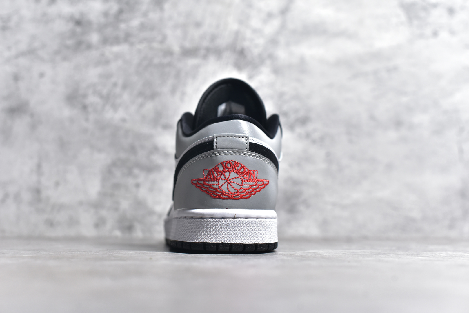 图片[5]-#市面唯一纯原 独家开发 Air Jordan AJ1 Low 低帮 终端优势供应 市面中低帮最具代表性版本没有之一 口碑大厂出品 品控大底版型不断改良更新 全套原纸板楦头开发 确保原汁原味 完美呈现版型 完美零毛边处理 原厂内置全掌气垫 价格定位良心 平台专用代工流水线出品 一眼公司既视感 拿到手的一瞬间就与众不同 碾压市面所有版本 全部原鞋开发 每一个配色都会采购原鞋确认细节 打破市面看图做货无好货之说 尺码：40 40.5 41 42 42.5 43 44 44.5 45 46-选品中心