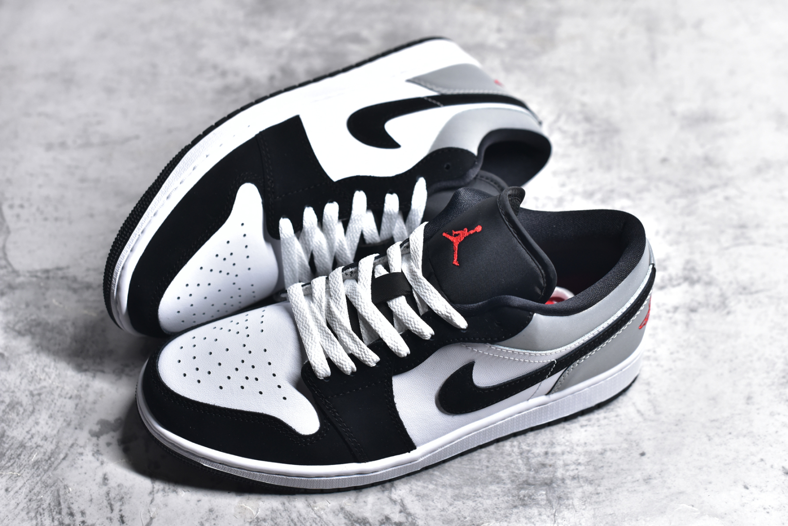 图片[7]-#市面唯一纯原 独家开发 Air Jordan AJ1 Low 低帮 终端优势供应 市面中低帮最具代表性版本没有之一 口碑大厂出品 品控大底版型不断改良更新 全套原纸板楦头开发 确保原汁原味 完美呈现版型 完美零毛边处理 原厂内置全掌气垫 价格定位良心 平台专用代工流水线出品 一眼公司既视感 拿到手的一瞬间就与众不同 碾压市面所有版本 全部原鞋开发 每一个配色都会采购原鞋确认细节 打破市面看图做货无好货之说 尺码：40 40.5 41 42 42.5 43 44 44.5 45 46-选品中心