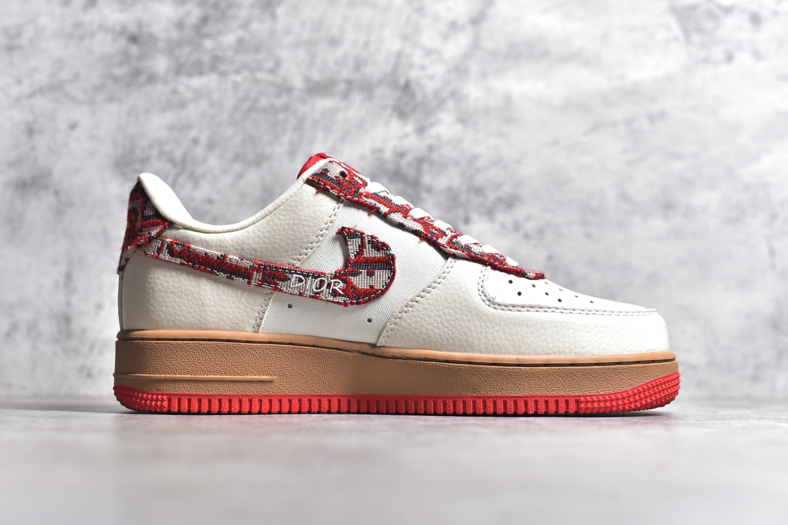 图片[3]-#海外限量发售！公司级NIke Air Force 1 \’07 Low “迪奥联名——米红花纹”空军一号 低帮 运动鞋 休闲鞋 折边针车 工艺难度大 原楦头原纸板 原装鞋盒 定制五金配件 内置全掌气垫 原厂鞋底 货号：KK1988-049 尺码：36 36.5 37.5 38 38.5 39 40 40.5 41 42 42.5 43 44 44.5 45-选品中心