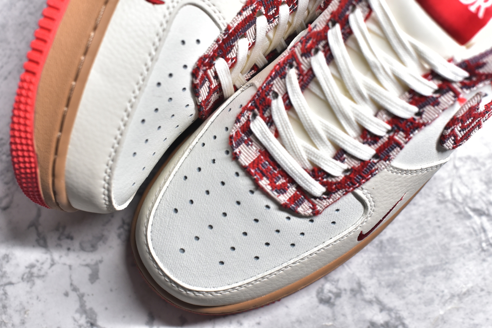 图片[8]-#海外限量发售！公司级NIke Air Force 1 \’07 Low “迪奥联名——米红花纹”空军一号 低帮 运动鞋 休闲鞋 折边针车 工艺难度大 原楦头原纸板 原装鞋盒 定制五金配件 内置全掌气垫 原厂鞋底 货号：KK1988-049 尺码：36 36.5 37.5 38 38.5 39 40 40.5 41 42 42.5 43 44 44.5 45-选品中心