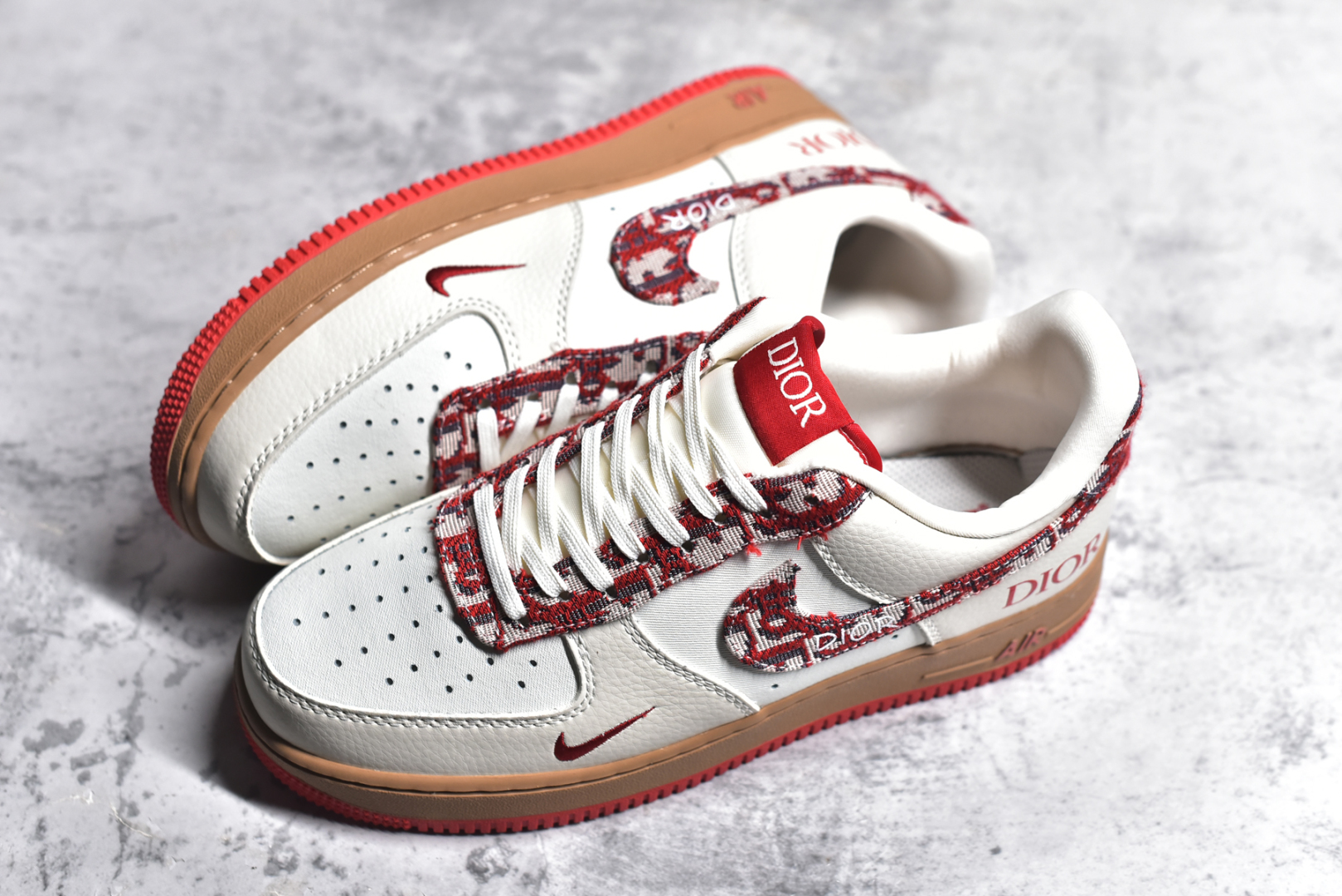 图片[7]-#海外限量发售！公司级NIke Air Force 1 \’07 Low “迪奥联名——米红花纹”空军一号 低帮 运动鞋 休闲鞋 折边针车 工艺难度大 原楦头原纸板 原装鞋盒 定制五金配件 内置全掌气垫 原厂鞋底 货号：KK1988-049 尺码：36 36.5 37.5 38 38.5 39 40 40.5 41 42 42.5 43 44 44.5 45-选品中心