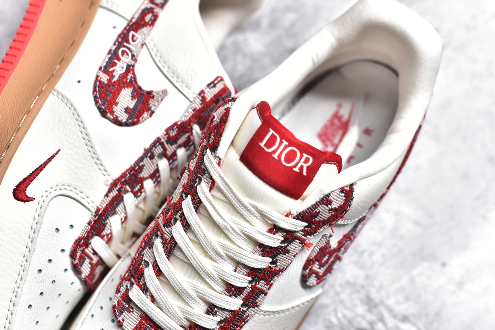 图片[9]-#海外限量发售！公司级NIke Air Force 1 \’07 Low “迪奥联名——米红花纹”空军一号 低帮 运动鞋 休闲鞋 折边针车 工艺难度大 原楦头原纸板 原装鞋盒 定制五金配件 内置全掌气垫 原厂鞋底 货号：KK1988-049 尺码：36 36.5 37.5 38 38.5 39 40 40.5 41 42 42.5 43 44 44.5 45-选品中心