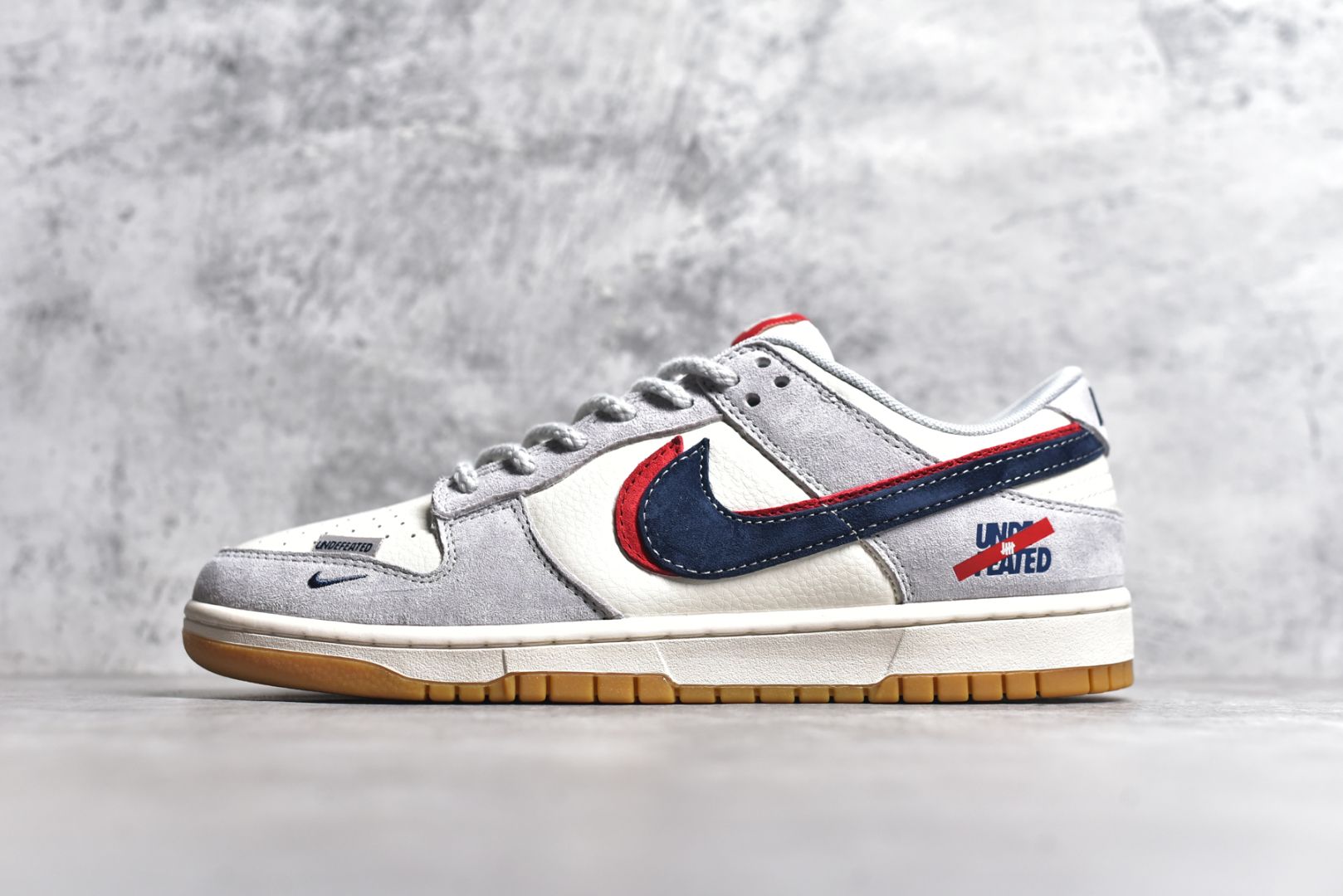 #NK SB Dunk Low UN联名 猪生胶黑勾 周年高端定制 低帮休闲板鞋 DM6868-032 #定制鞋盒 大厂纯原品质出货 超高清洁度 皮料切割干净无任何毛边 细节完美 尺码：36 36.5 37.5 38 38.5 39 40 40.5 41 42 42.5 43 44 44.5 45-选品中心