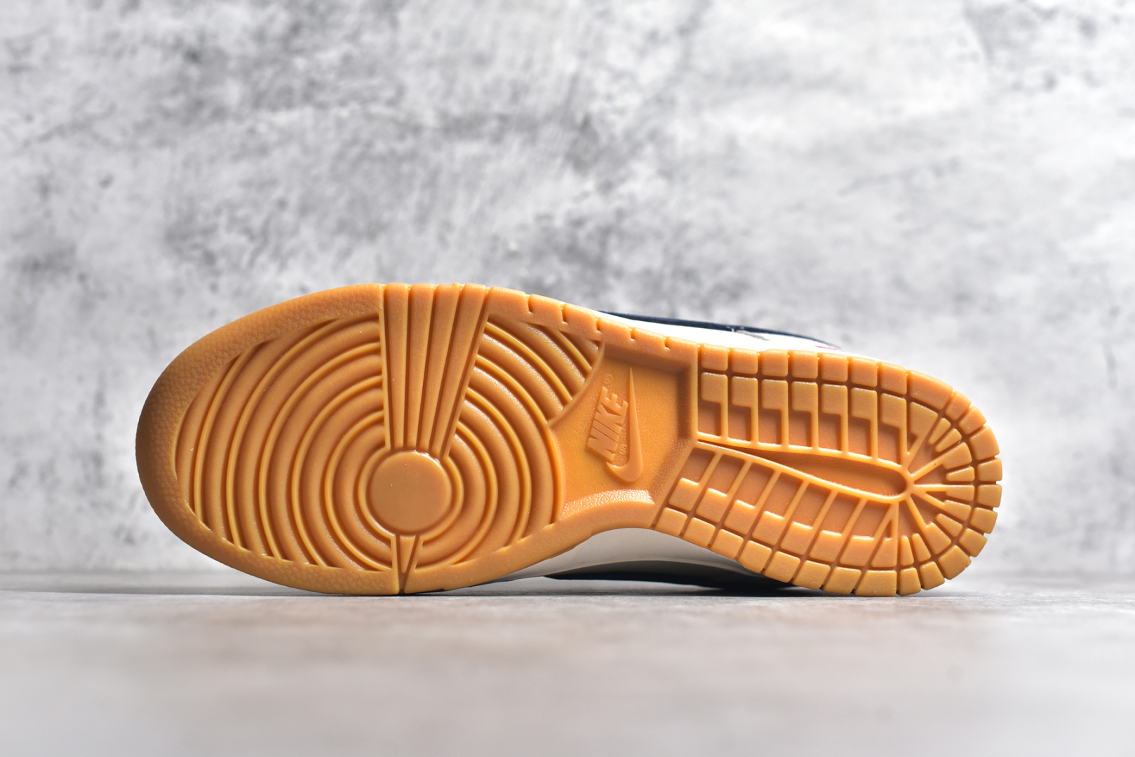 图片[6]-#NK SB Dunk Low UN联名 猪生胶黑勾 周年高端定制 低帮休闲板鞋 DM6868-032 #定制鞋盒 大厂纯原品质出货 超高清洁度 皮料切割干净无任何毛边 细节完美 尺码：36 36.5 37.5 38 38.5 39 40 40.5 41 42 42.5 43 44 44.5 45-选品中心