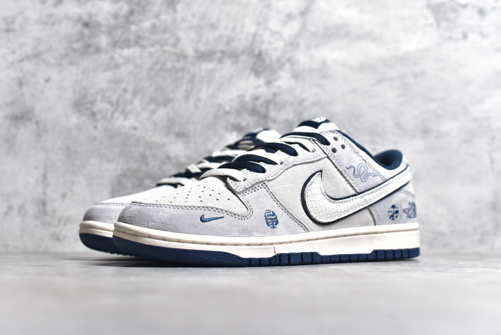 图片[2]-#NK SB Dunk Low 北面蛇年联名 猪八白勾 周年高端定制 低帮休闲板鞋 DM6868-014 #定制鞋盒 大厂纯原品质出货 超高清洁度 皮料切割干净无任何毛边 细节完美 尺码：36 36.5 37.5 38 38.5 39 40 40.5 41 42 42.5 43 44 44.5 45-选品中心