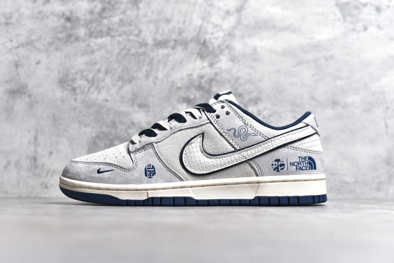 #NK SB Dunk Low 北面蛇年联名 猪八白勾 周年高端定制 低帮休闲板鞋 DM6868-014 #定制鞋盒 大厂纯原品质出货 超高清洁度 皮料切割干净无任何毛边 细节完美 尺码：36 36.5 37.5 38 38.5 39 40 40.5 41 42 42.5 43 44 44.5 45-选品中心