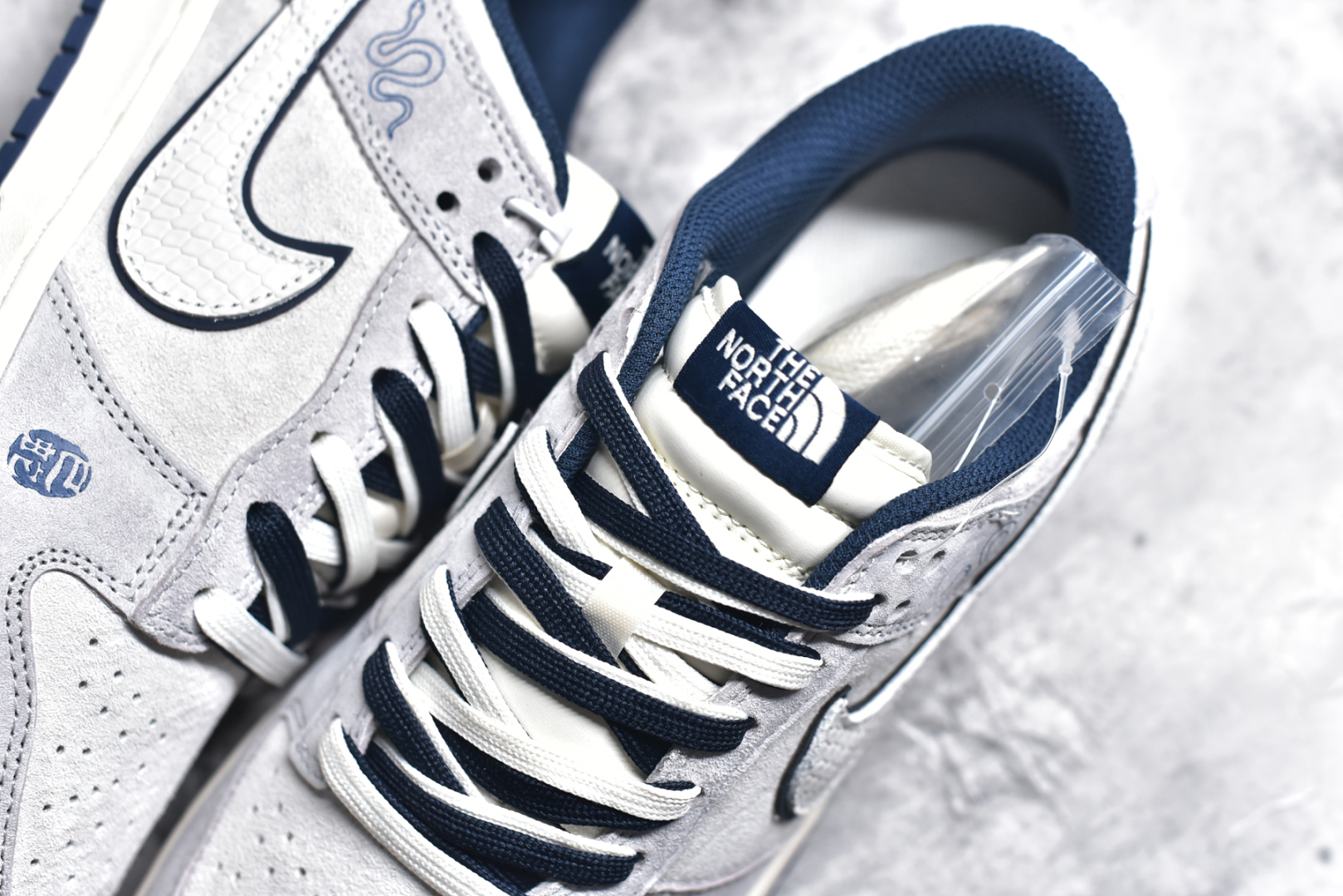图片[9]-#NK SB Dunk Low 北面蛇年联名 猪八白勾 周年高端定制 低帮休闲板鞋 DM6868-014 #定制鞋盒 大厂纯原品质出货 超高清洁度 皮料切割干净无任何毛边 细节完美 尺码：36 36.5 37.5 38 38.5 39 40 40.5 41 42 42.5 43 44 44.5 45-选品中心
