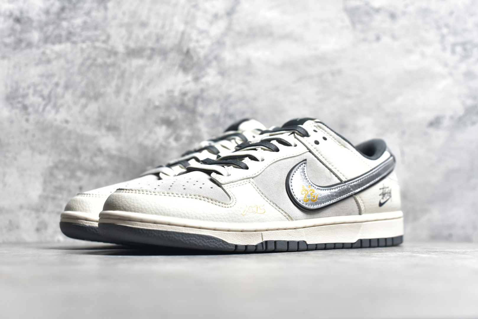 图片[2]-#NK SB Dunk Low x Stussy 蛇年限定 白灰银双鞋带 纯原大厂出品 极力推荐👏 原装头层材料 独家版型蒸餾加工 帶來的是更好的视觉和脚感体验 大厂纯原品质出货 清洁度 电绣工艺 皮料切割干净无任何毛边 细节完美 货号：DM6868 008XK 尺码：36 36.5 37.5 38 38.5 39 40 40.5 41 42 42.5 43 44 44.5 45-选品中心