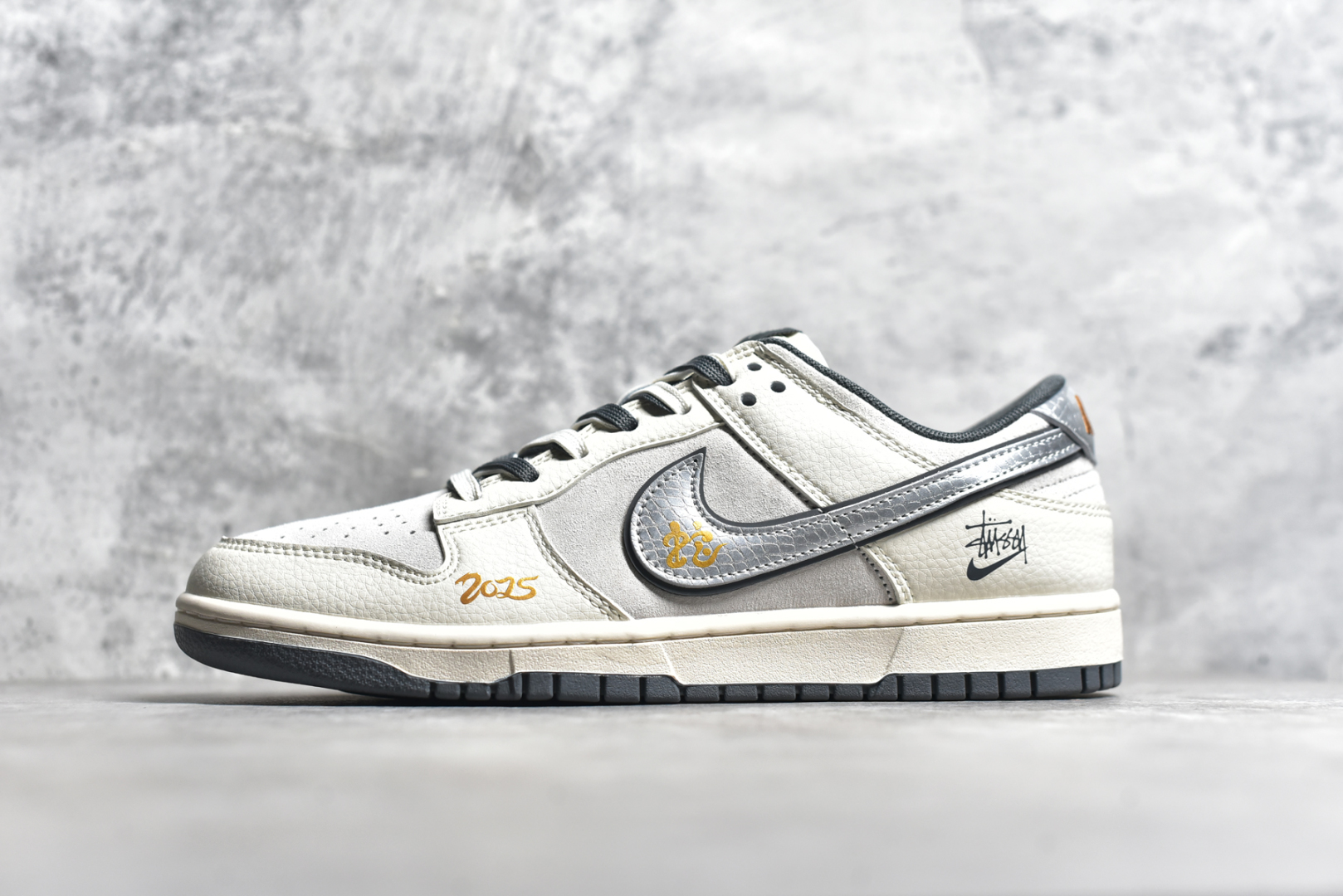 #NK SB Dunk Low x Stussy 蛇年限定 白灰银双鞋带 纯原大厂出品 极力推荐👏 原装头层材料 独家版型蒸餾加工 帶來的是更好的视觉和脚感体验 大厂纯原品质出货 清洁度 电绣工艺 皮料切割干净无任何毛边 细节完美 货号：DM6868 008XK 尺码：36 36.5 37.5 38 38.5 39 40 40.5 41 42 42.5 43 44 44.5 45-选品中心