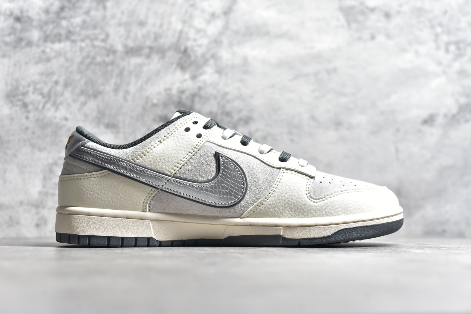 图片[3]-#NK SB Dunk Low x Stussy 蛇年限定 白灰银双鞋带 纯原大厂出品 极力推荐👏 原装头层材料 独家版型蒸餾加工 帶來的是更好的视觉和脚感体验 大厂纯原品质出货 清洁度 电绣工艺 皮料切割干净无任何毛边 细节完美 货号：DM6868 008XK 尺码：36 36.5 37.5 38 38.5 39 40 40.5 41 42 42.5 43 44 44.5 45-选品中心