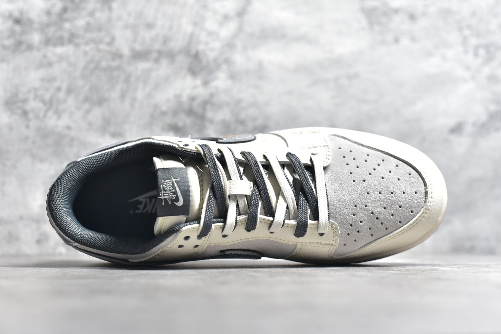 图片[4]-#NK SB Dunk Low x Stussy 蛇年限定 白灰银双鞋带 纯原大厂出品 极力推荐👏 原装头层材料 独家版型蒸餾加工 帶來的是更好的视觉和脚感体验 大厂纯原品质出货 清洁度 电绣工艺 皮料切割干净无任何毛边 细节完美 货号：DM6868 008XK 尺码：36 36.5 37.5 38 38.5 39 40 40.5 41 42 42.5 43 44 44.5 45-选品中心