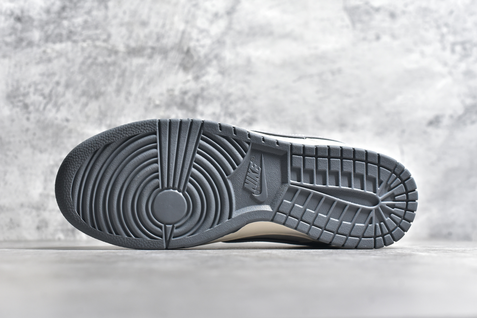 图片[6]-#NK SB Dunk Low x Stussy 蛇年限定 白灰银双鞋带 纯原大厂出品 极力推荐👏 原装头层材料 独家版型蒸餾加工 帶來的是更好的视觉和脚感体验 大厂纯原品质出货 清洁度 电绣工艺 皮料切割干净无任何毛边 细节完美 货号：DM6868 008XK 尺码：36 36.5 37.5 38 38.5 39 40 40.5 41 42 42.5 43 44 44.5 45-选品中心