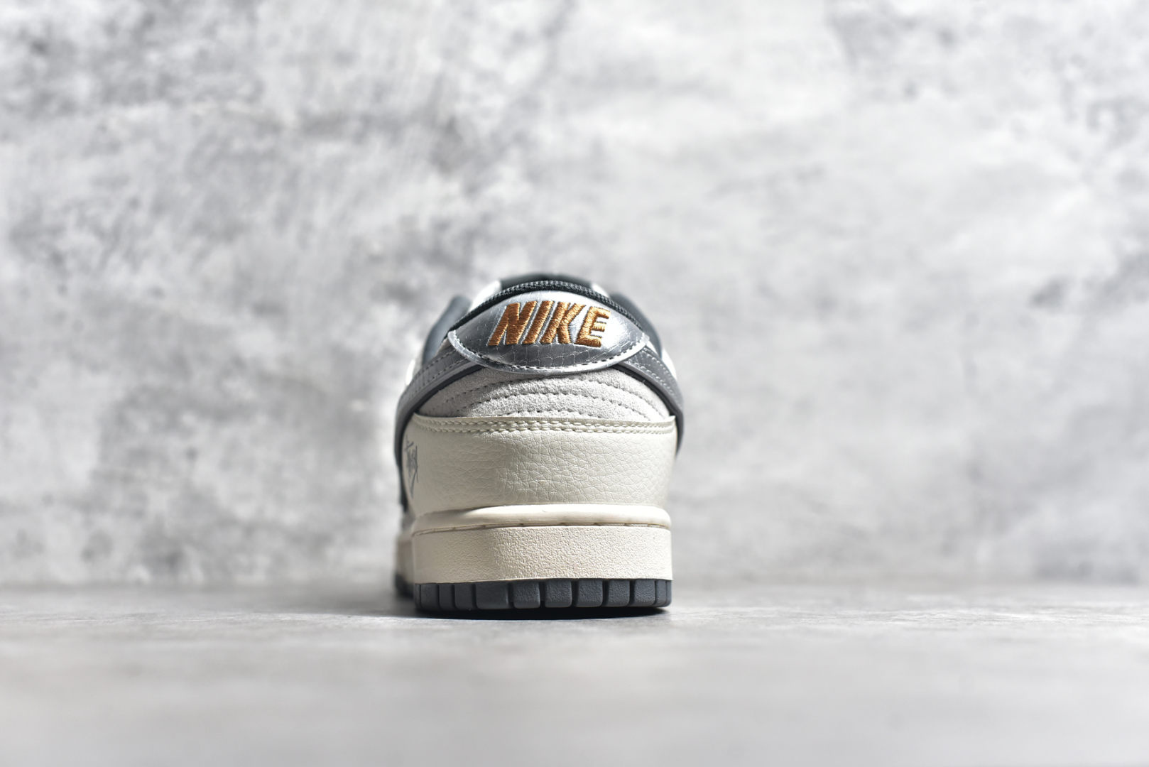 图片[5]-#NK SB Dunk Low x Stussy 蛇年限定 白灰银双鞋带 纯原大厂出品 极力推荐👏 原装头层材料 独家版型蒸餾加工 帶來的是更好的视觉和脚感体验 大厂纯原品质出货 清洁度 电绣工艺 皮料切割干净无任何毛边 细节完美 货号：DM6868 008XK 尺码：36 36.5 37.5 38 38.5 39 40 40.5 41 42 42.5 43 44 44.5 45-选品中心