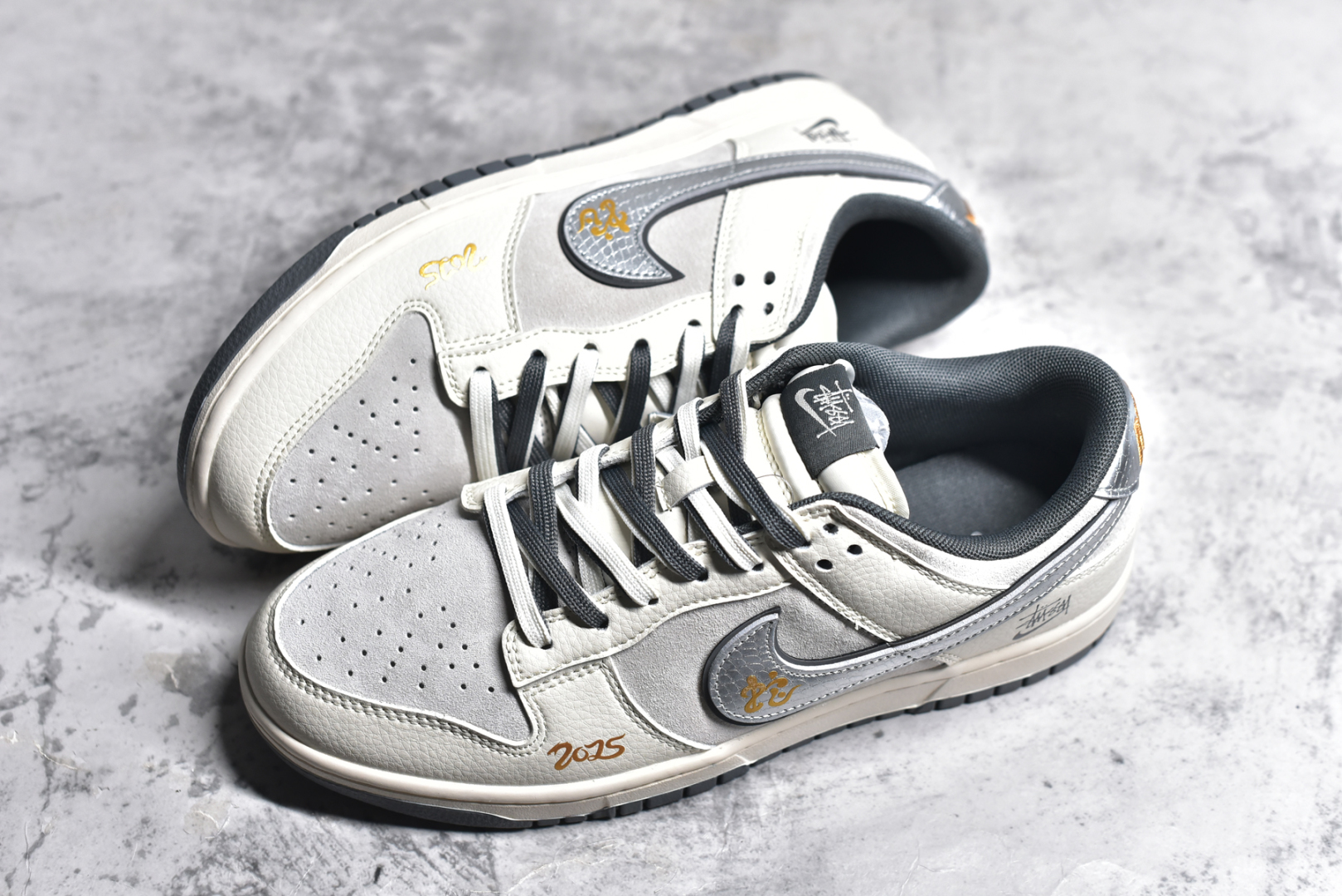 图片[7]-#NK SB Dunk Low x Stussy 蛇年限定 白灰银双鞋带 纯原大厂出品 极力推荐👏 原装头层材料 独家版型蒸餾加工 帶來的是更好的视觉和脚感体验 大厂纯原品质出货 清洁度 电绣工艺 皮料切割干净无任何毛边 细节完美 货号：DM6868 008XK 尺码：36 36.5 37.5 38 38.5 39 40 40.5 41 42 42.5 43 44 44.5 45-选品中心