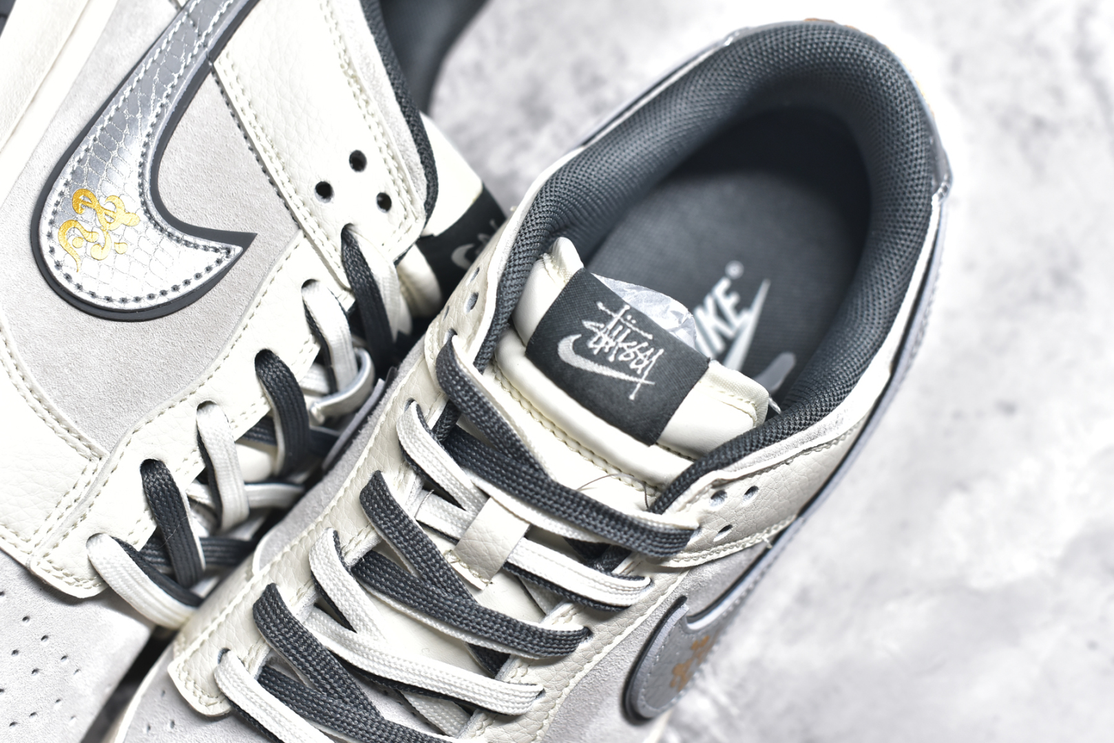 图片[9]-#NK SB Dunk Low x Stussy 蛇年限定 白灰银双鞋带 纯原大厂出品 极力推荐👏 原装头层材料 独家版型蒸餾加工 帶來的是更好的视觉和脚感体验 大厂纯原品质出货 清洁度 电绣工艺 皮料切割干净无任何毛边 细节完美 货号：DM6868 008XK 尺码：36 36.5 37.5 38 38.5 39 40 40.5 41 42 42.5 43 44 44.5 45-选品中心