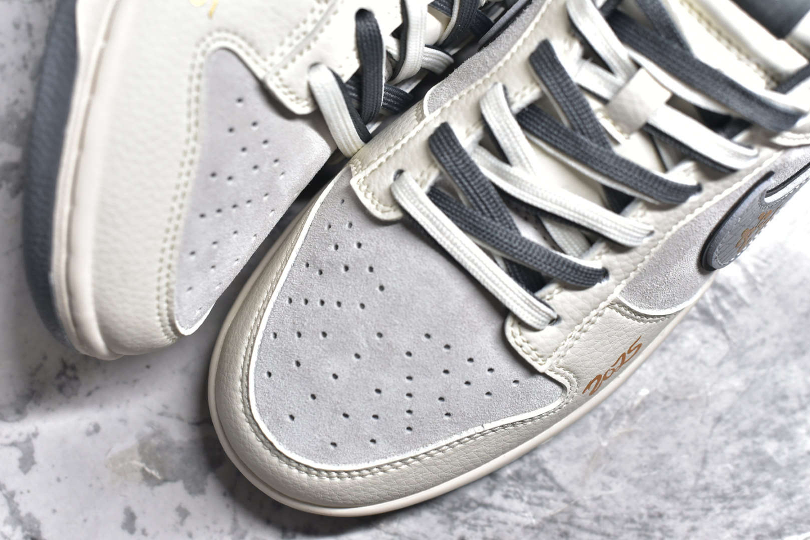 图片[8]-#NK SB Dunk Low x Stussy 蛇年限定 白灰银双鞋带 纯原大厂出品 极力推荐👏 原装头层材料 独家版型蒸餾加工 帶來的是更好的视觉和脚感体验 大厂纯原品质出货 清洁度 电绣工艺 皮料切割干净无任何毛边 细节完美 货号：DM6868 008XK 尺码：36 36.5 37.5 38 38.5 39 40 40.5 41 42 42.5 43 44 44.5 45-选品中心