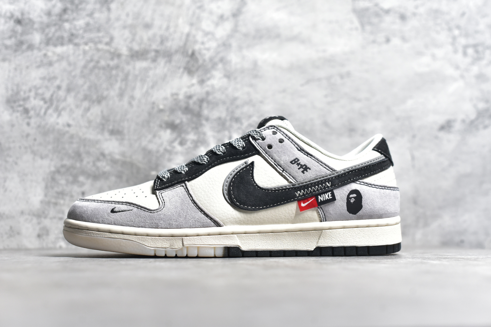 #NK SB Dunk Low x BAPE 白灰黑双钩满天星 纯原大厂出品 极力推荐👏 原装头层材料 独家版型蒸餾加工 帶來的是更好的视觉和脚感体验 大厂纯原品质出货 清洁度 电绣工艺 皮料切割干净无任何毛边 细节完美 货号：DM6868 031XK 尺码：36 36.5 37.5 38 38.5 39 40 40.5 41 42 42.5 43 44 44.5 45-选品中心
