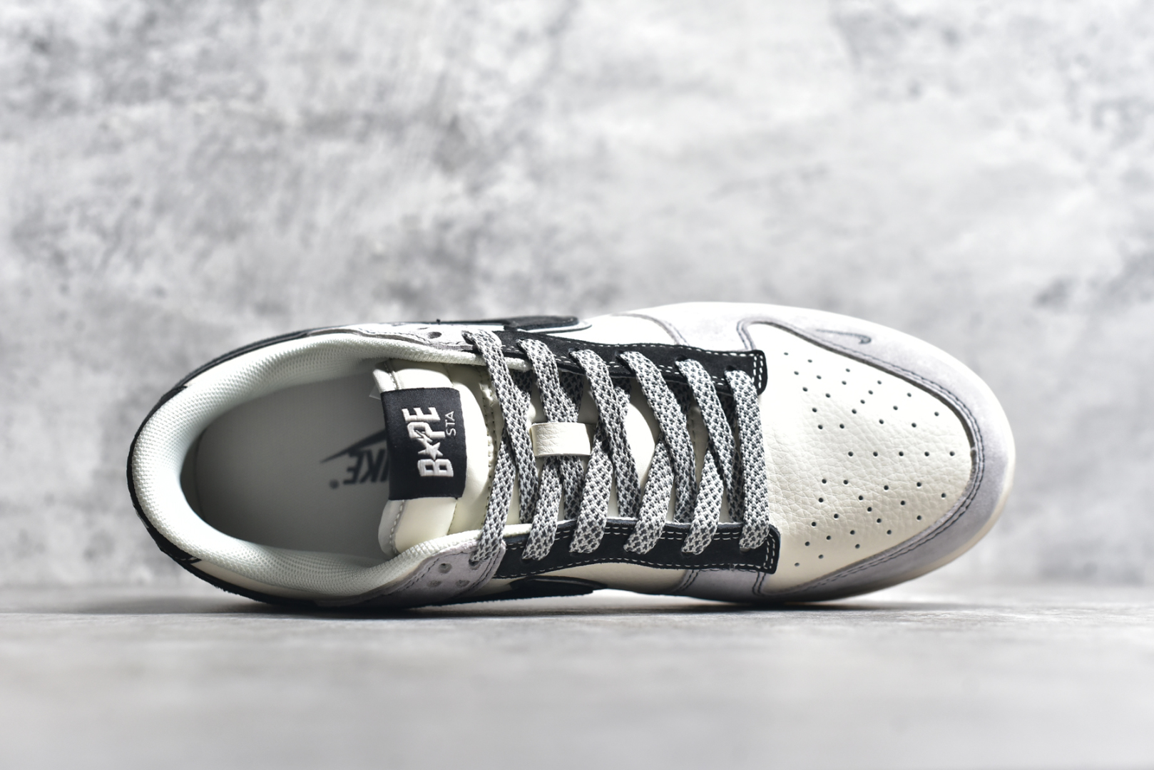 图片[4]-#NK SB Dunk Low x BAPE 白灰黑双钩满天星 纯原大厂出品 极力推荐👏 原装头层材料 独家版型蒸餾加工 帶來的是更好的视觉和脚感体验 大厂纯原品质出货 清洁度 电绣工艺 皮料切割干净无任何毛边 细节完美 货号：DM6868 031XK 尺码：36 36.5 37.5 38 38.5 39 40 40.5 41 42 42.5 43 44 44.5 45-选品中心